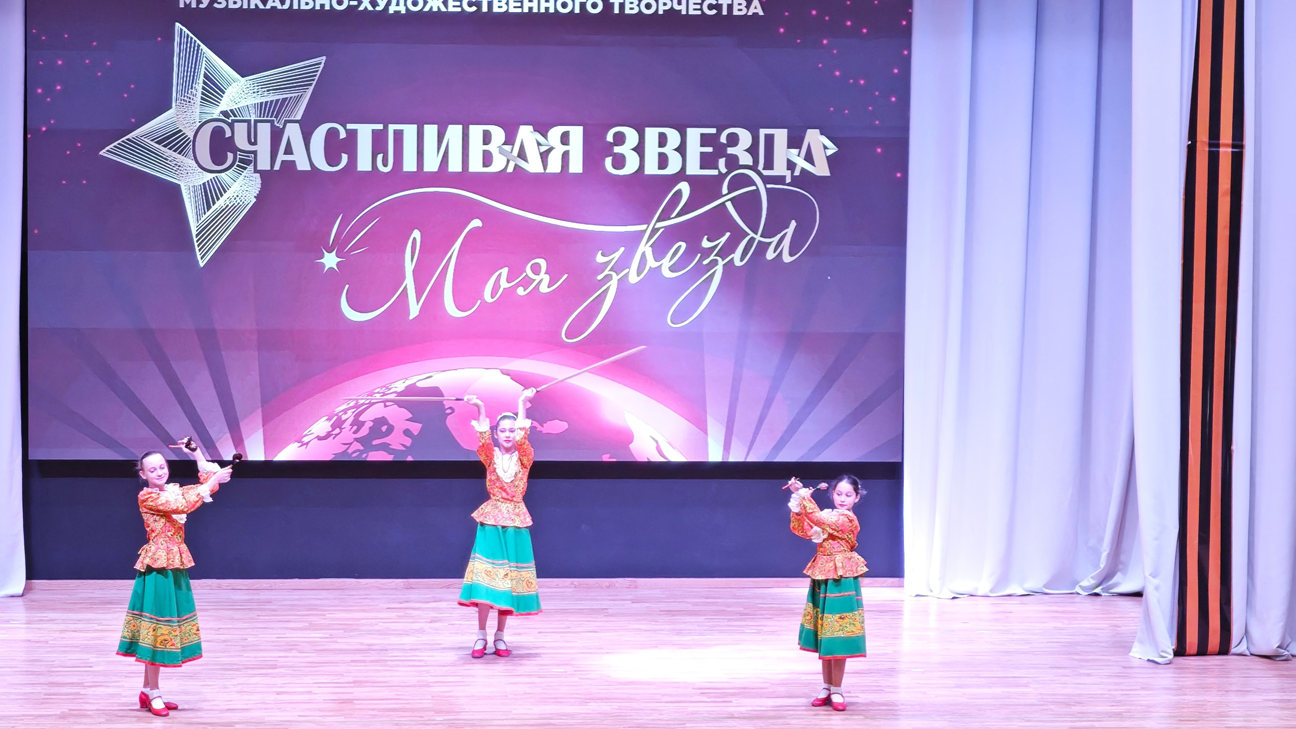 1 ноября 2025 г, г. Бохтар, Таджикистан. Золотое яблочко