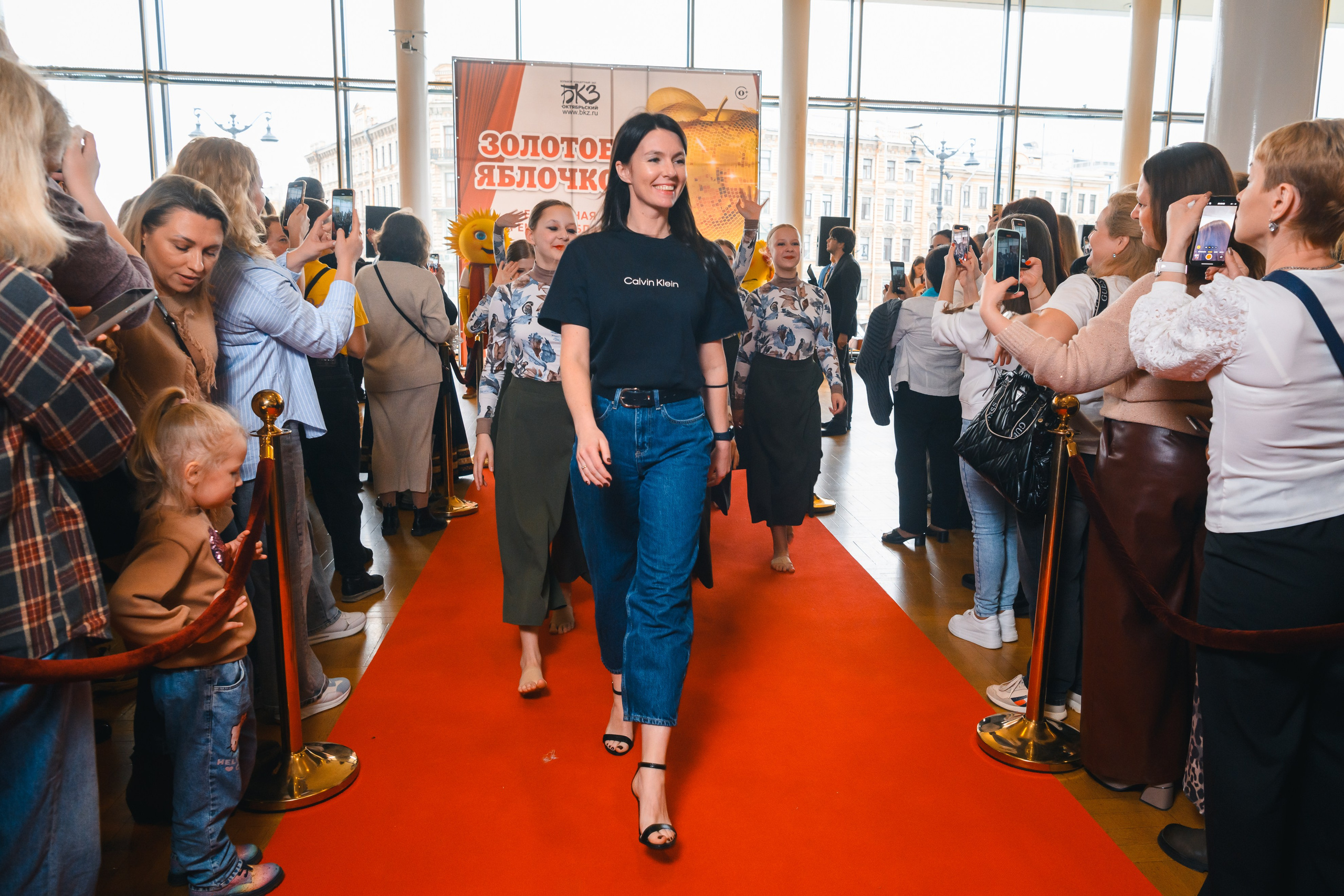 23 апреля, красная дорожка, БКЗ Октябрьский, г. Санкт-Петербург. Золотое яблочко