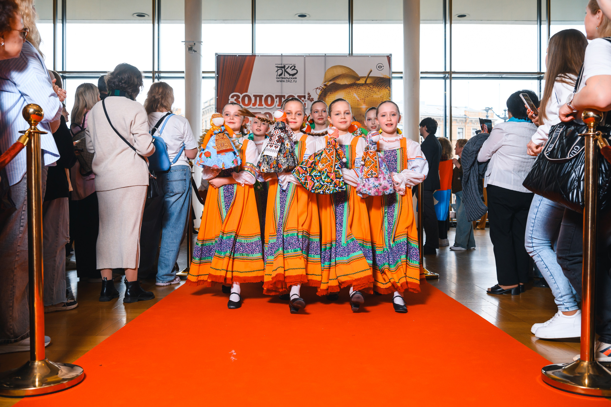 23 апреля, красная дорожка, БКЗ Октябрьский, г. Санкт-Петербург. Золотое яблочко