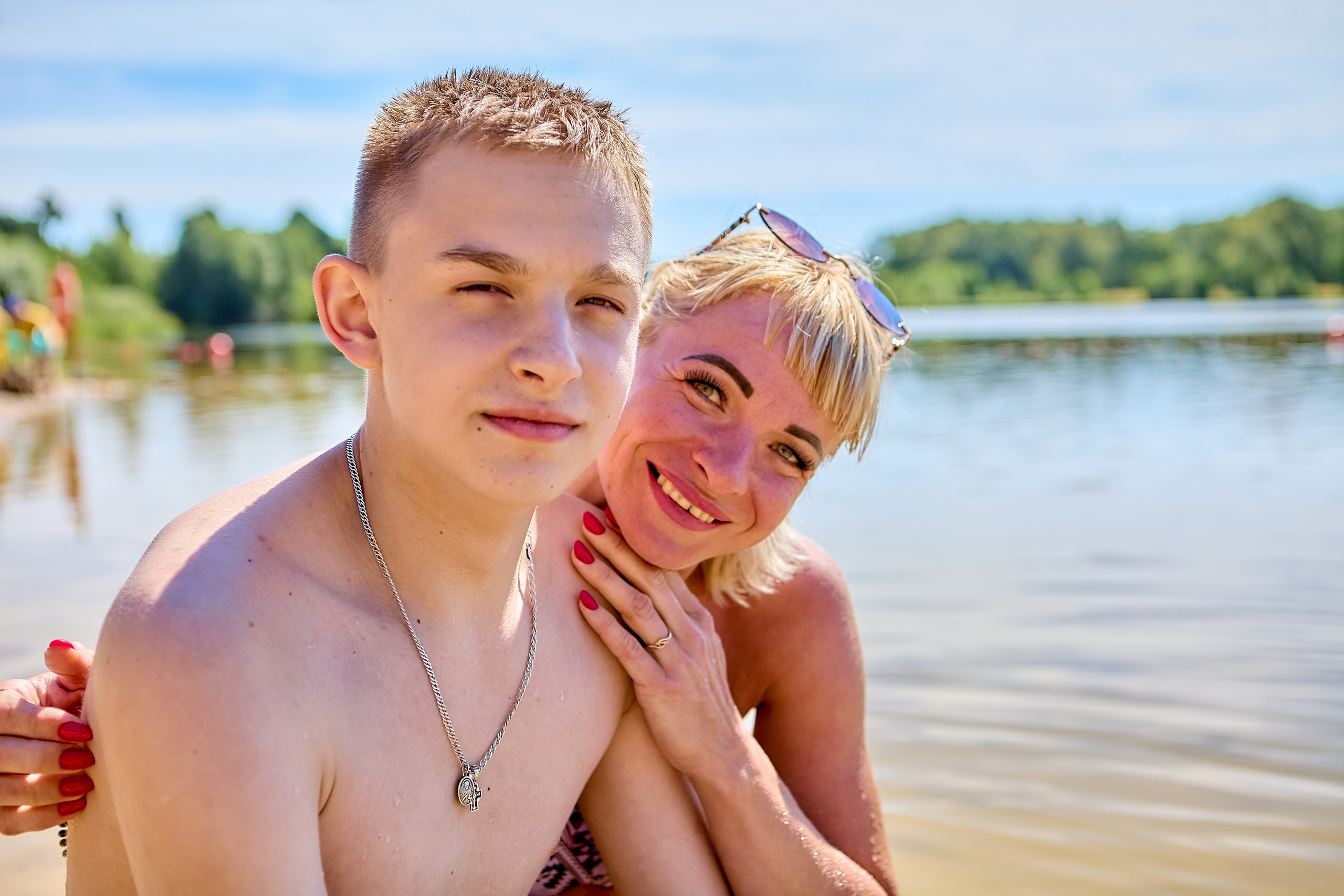 Семейная прогулка летом на озере