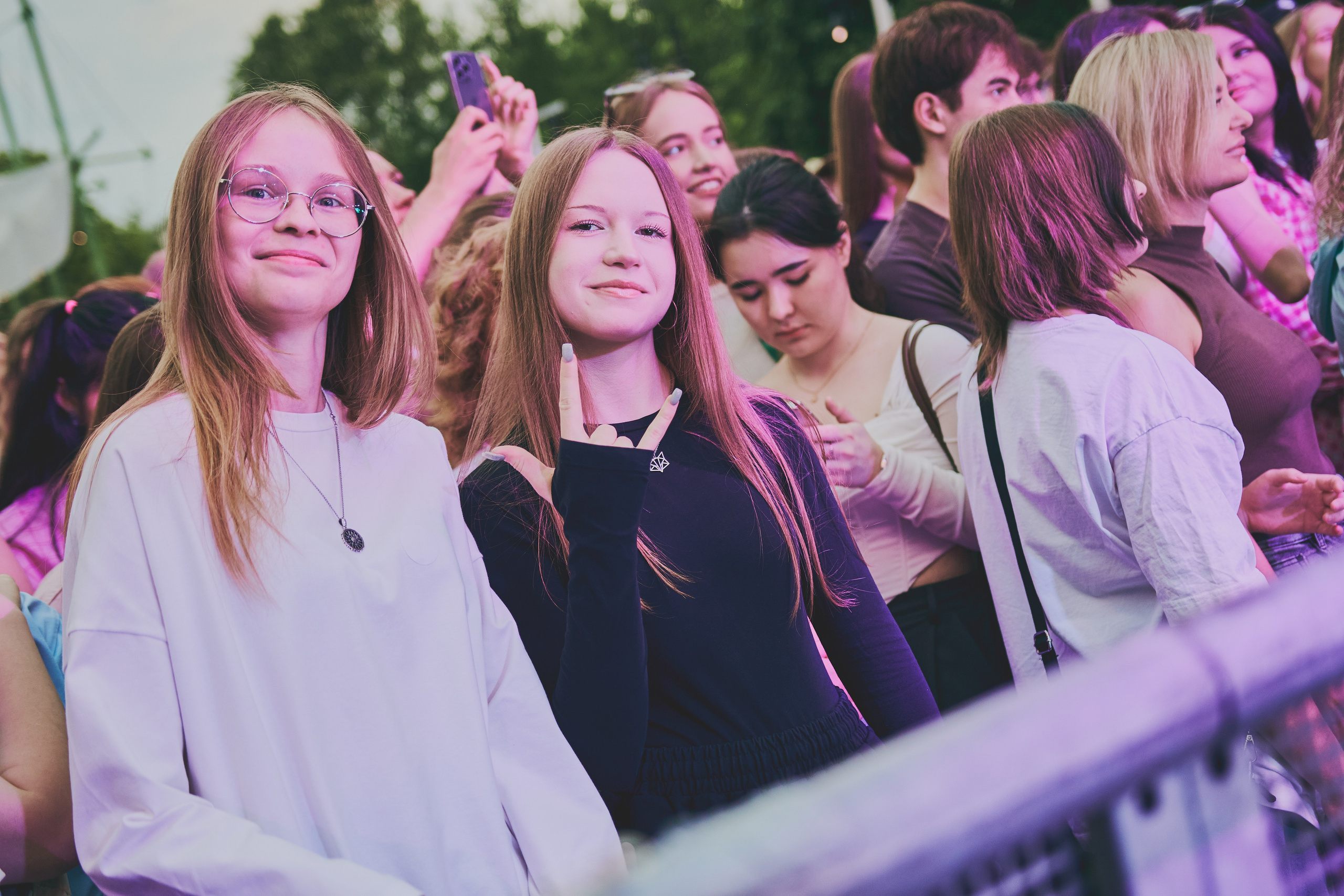 Съёмка с концерта МОТа: толпа фанатов и артист. Шилов Арсений — репортажный фотограф в Москве