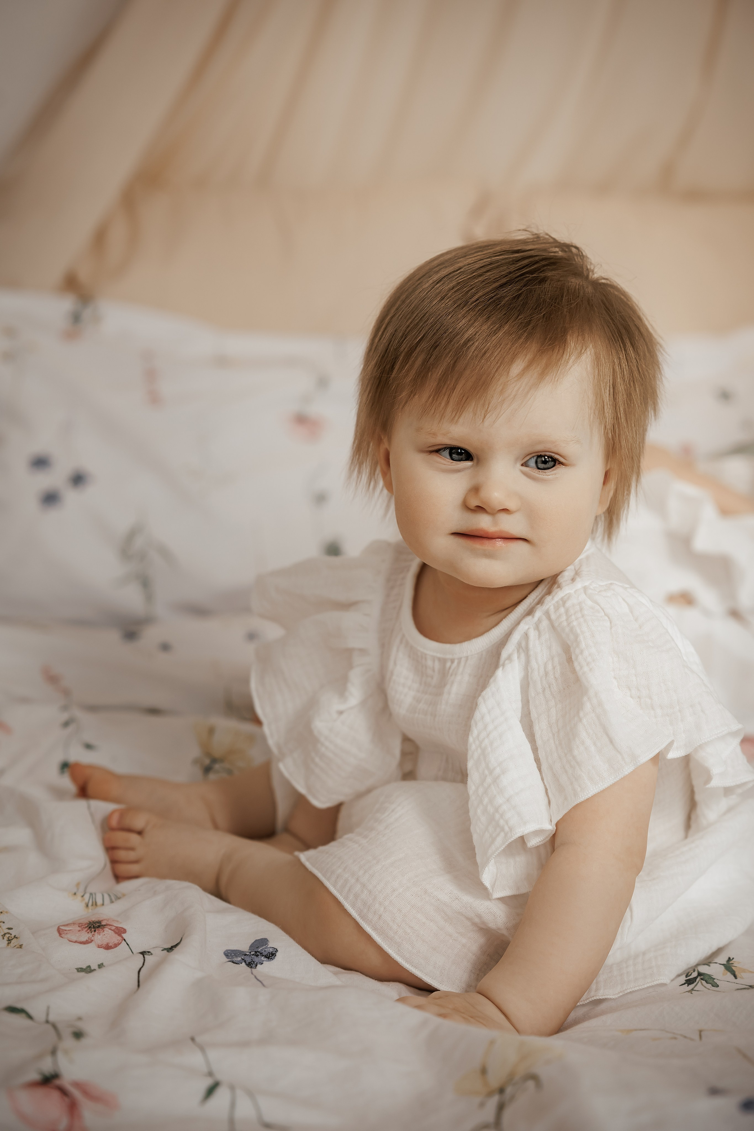 Семейная фотосессия для семьи с девочками близнецами на годик одежда в светлых тонах светлая бежевая студия в Москве теплые тона