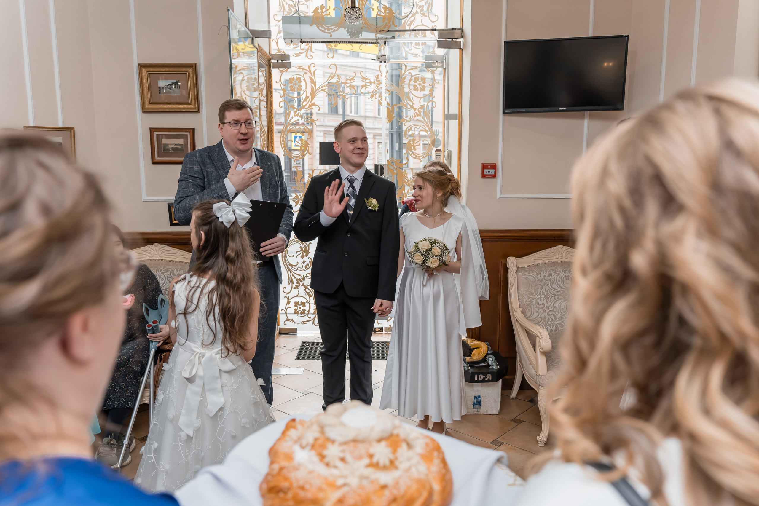 Закажите услуги фотографа на свадьбу в загсе прямо сейчас!"