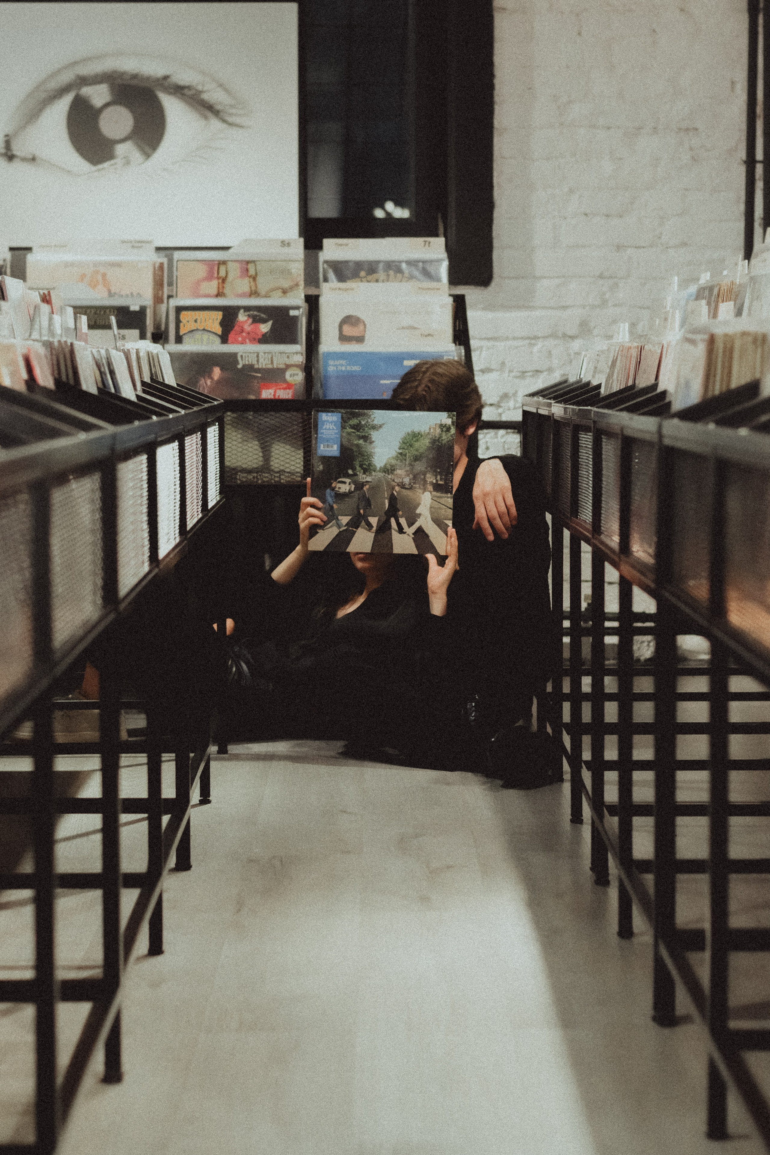 Парная ретро фотосессия в магазине с виниловыми пластинками