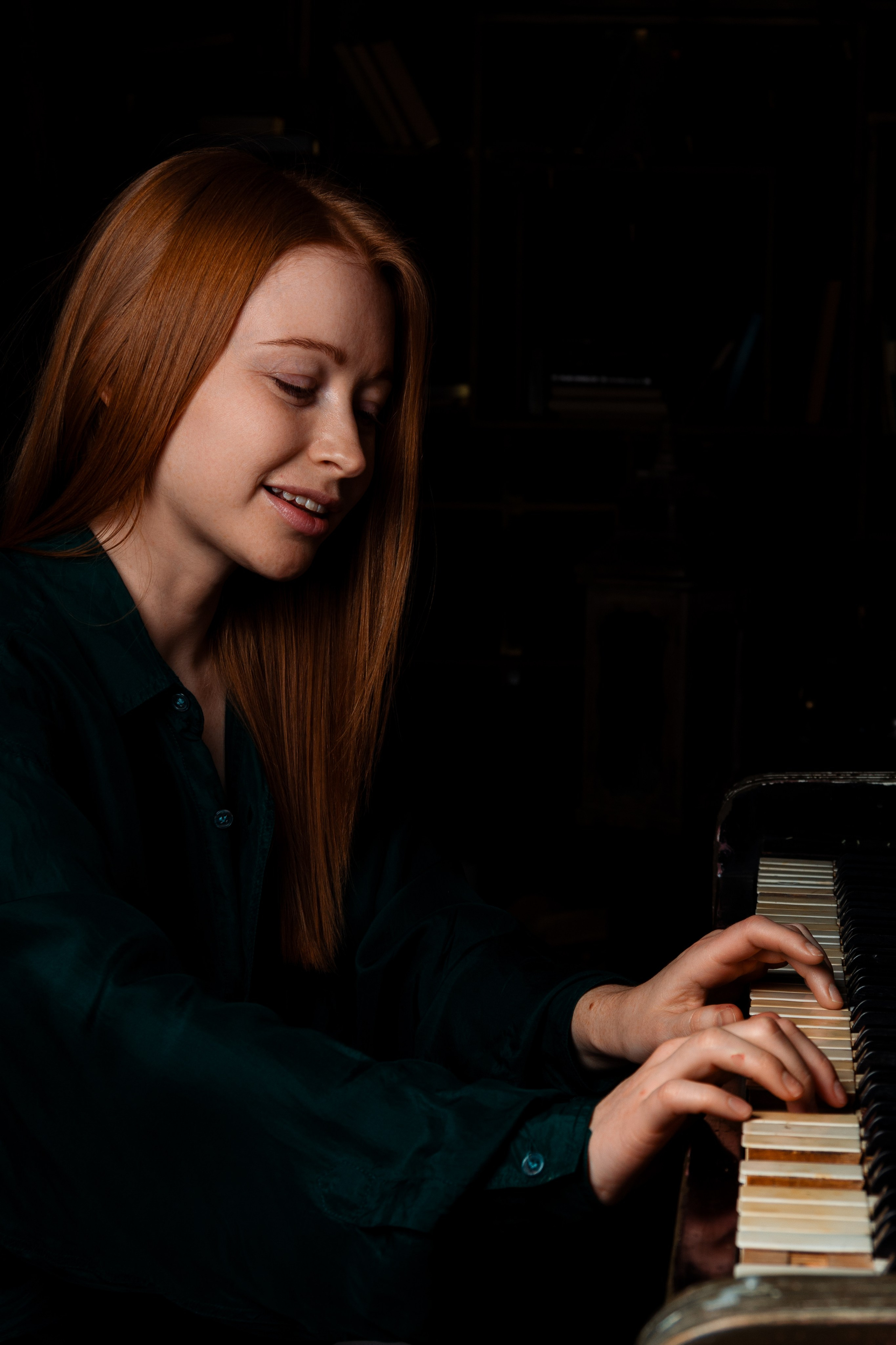 девушка играет на рояле 