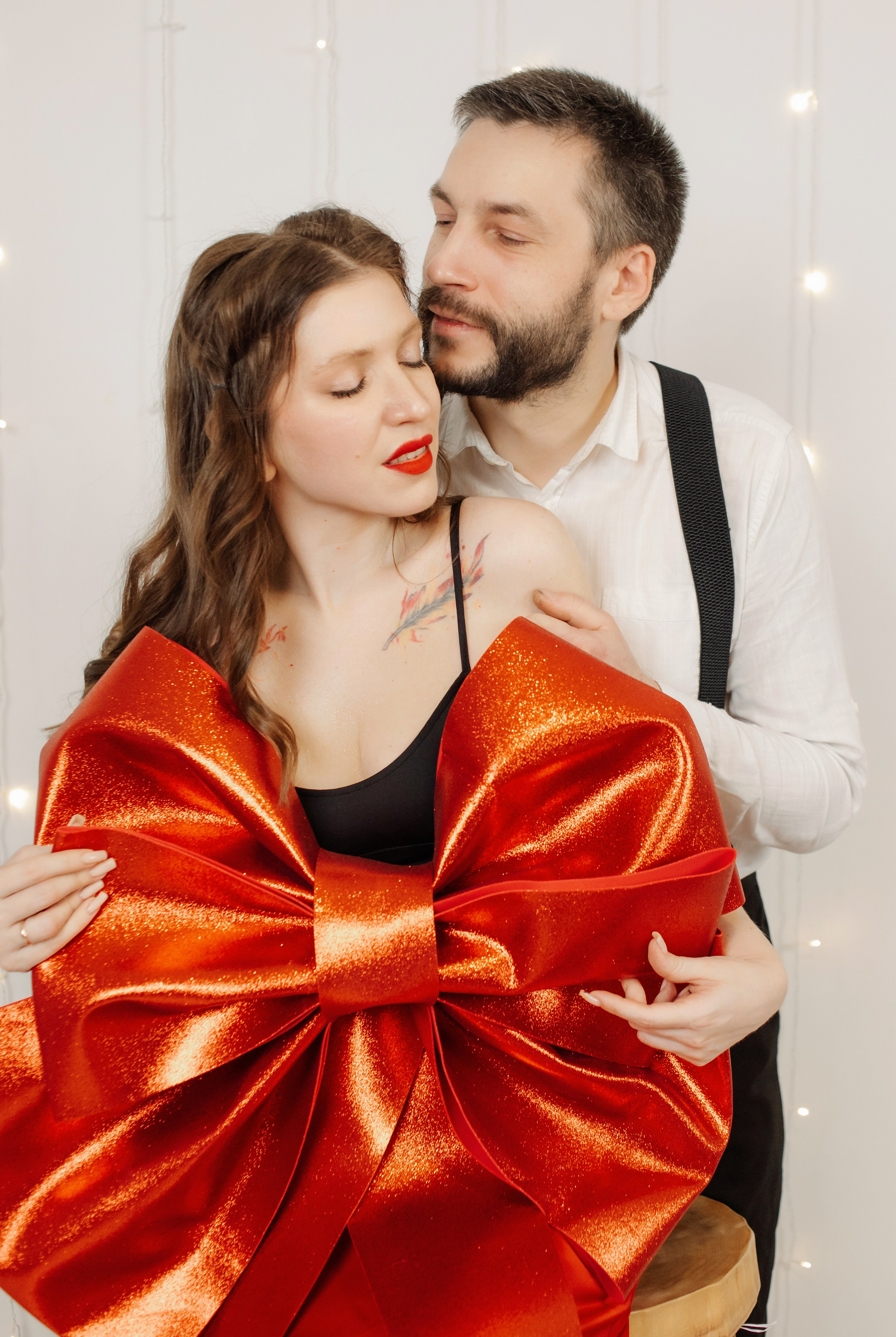 Семья собирается вокруг украшенной рождественским декором тележки