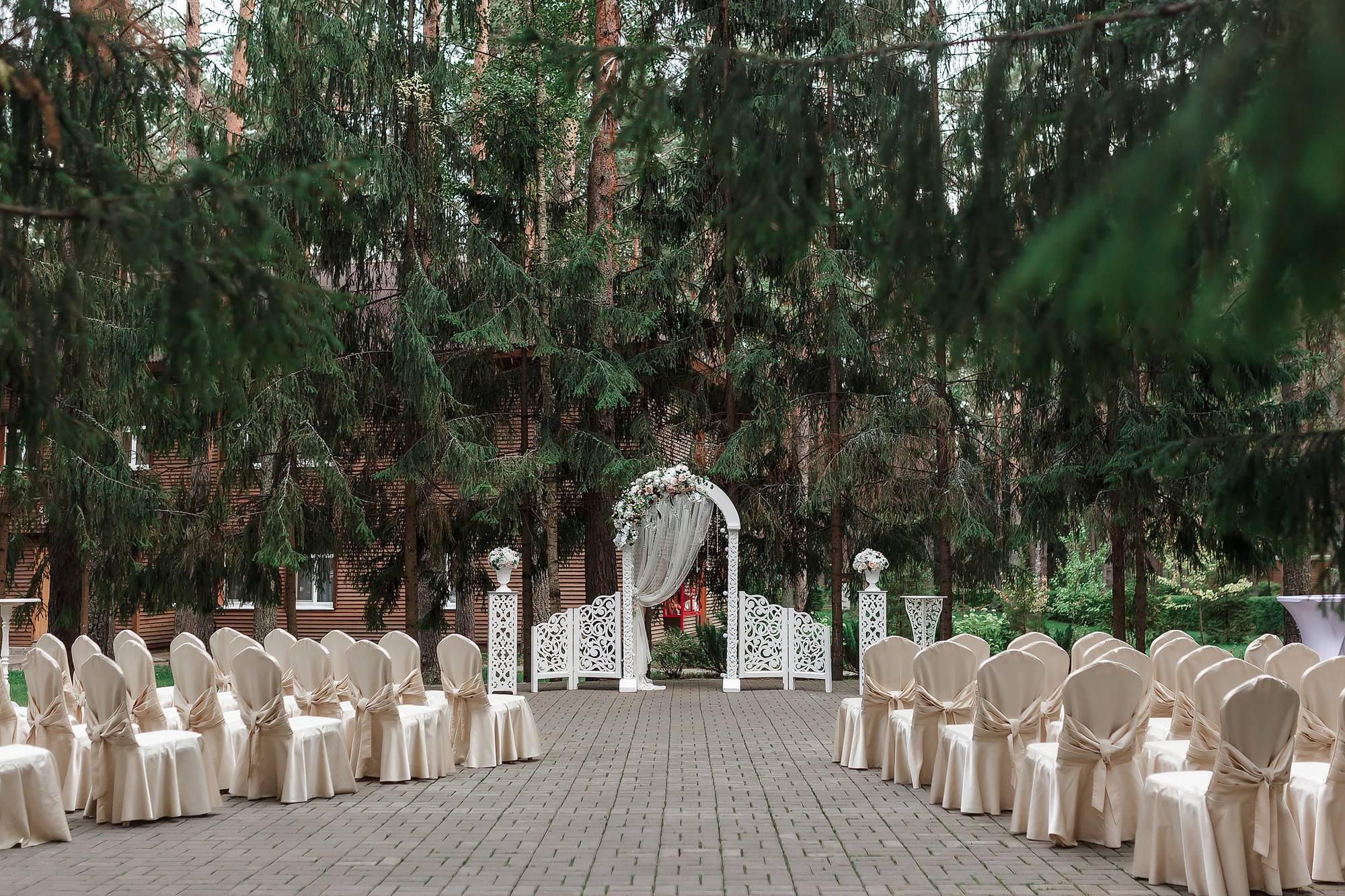 Оформление выездной регистрации на свадебную церемонию на улице в лесу в отеле 