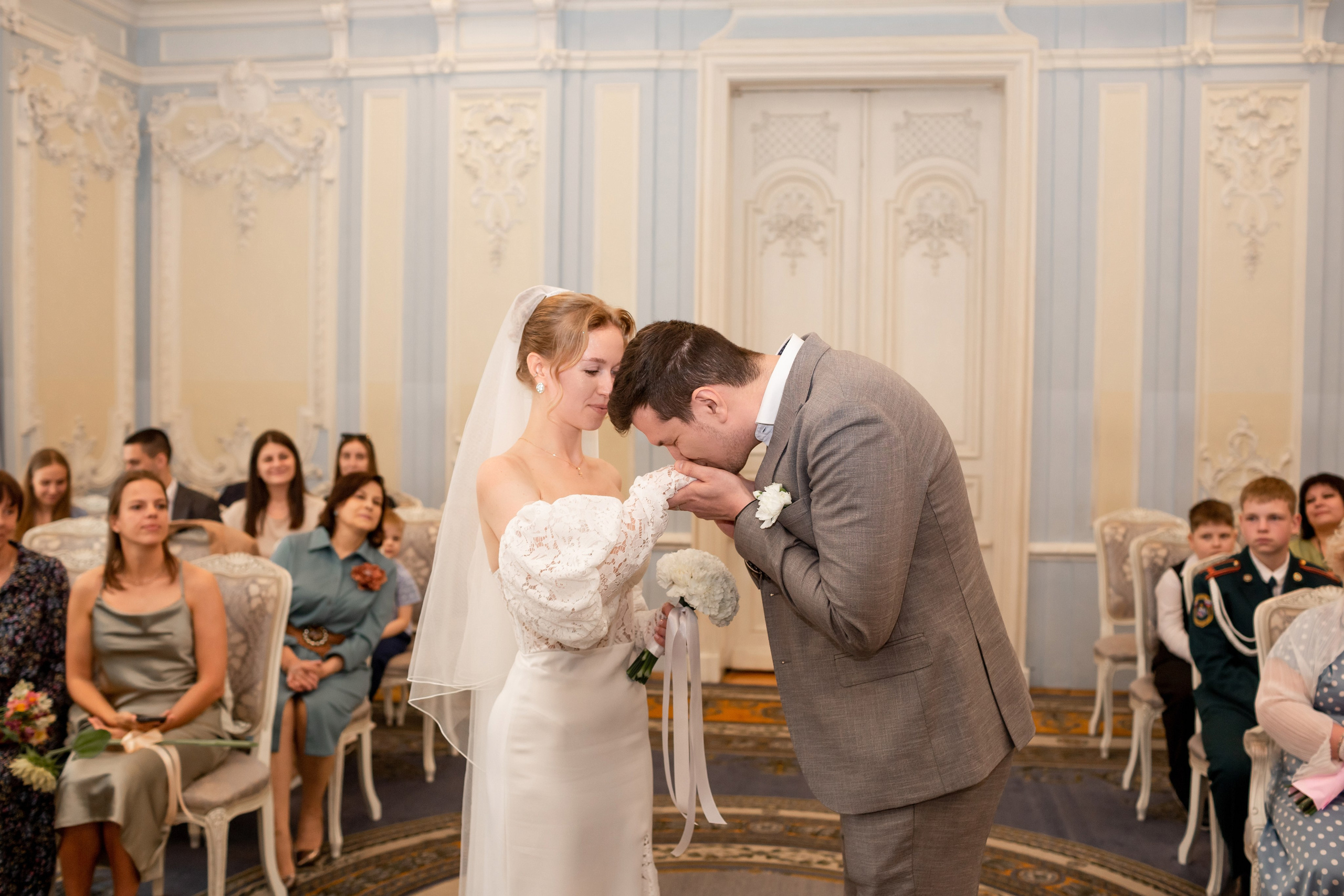 Фотосессия во дворце бракосочетания. Свадебный фотограф Кирилл Белый