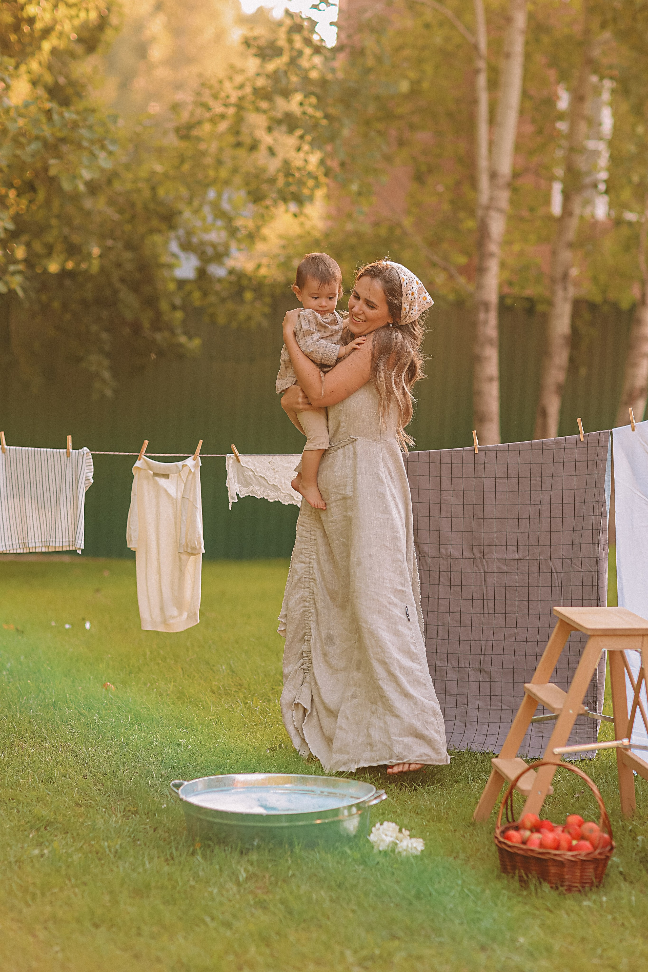 Стирка у дома. Семейный фотограф Тюмень, фотограф на роды Салмина Мария