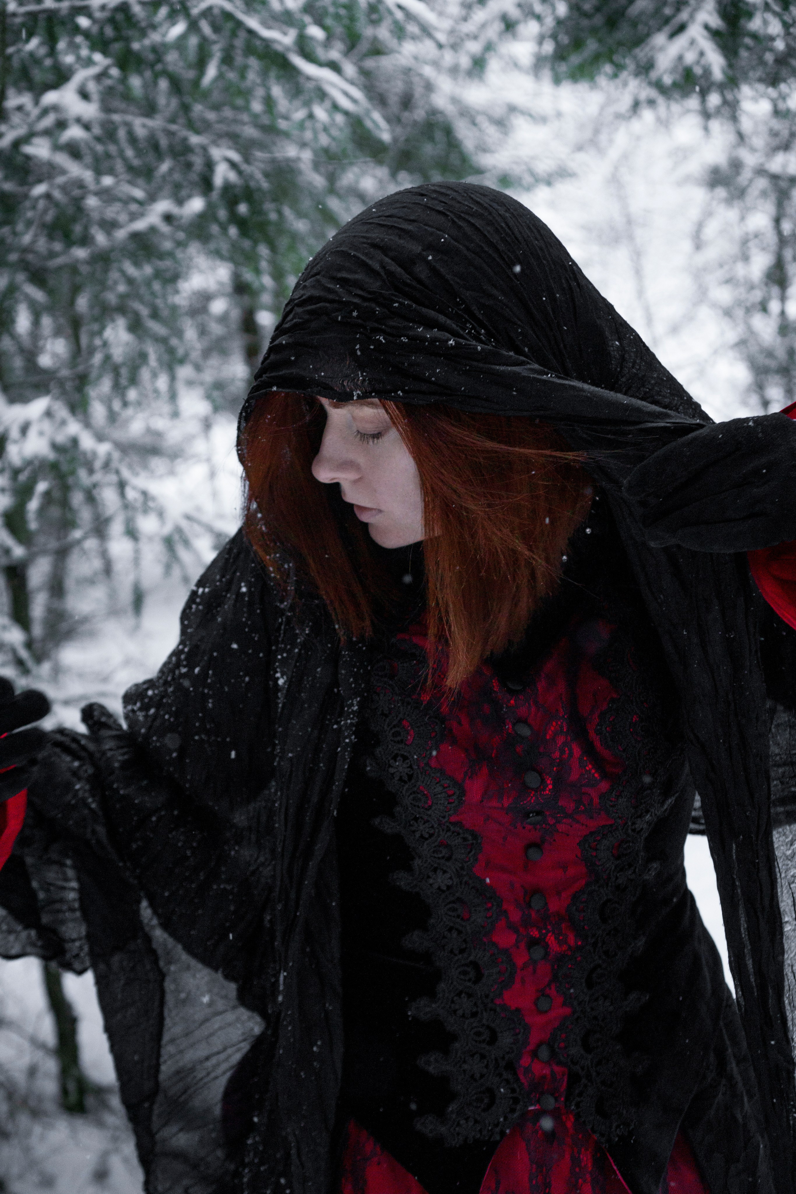 Зимняя жанровая женская фотосессия. Фотограф Максим Ерёмин