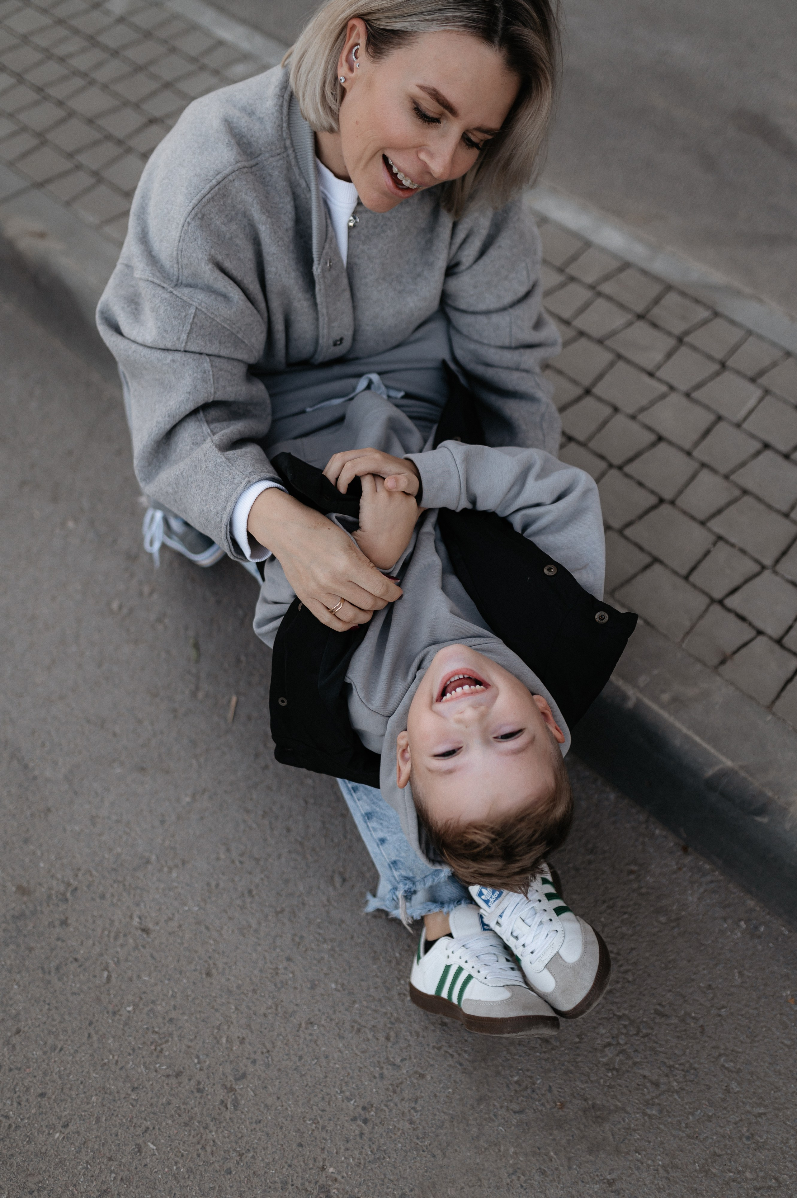 Городская прогулка мамы и сына. Главная