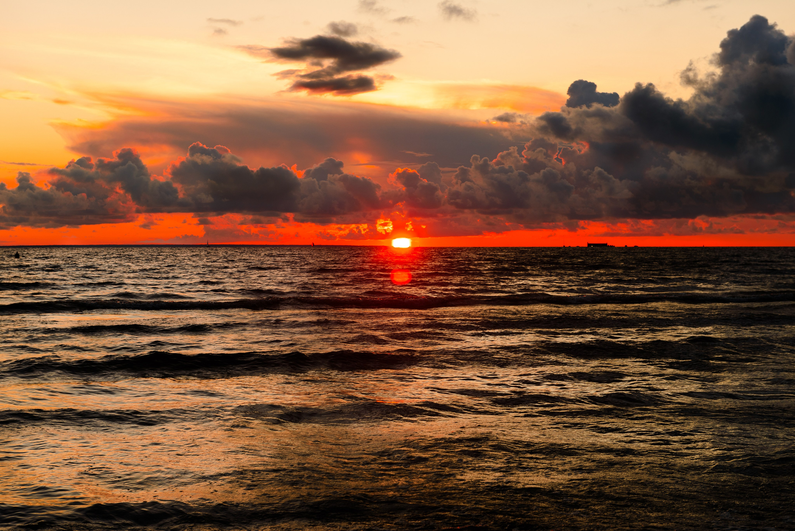 вечерний закат на пляже Пирита