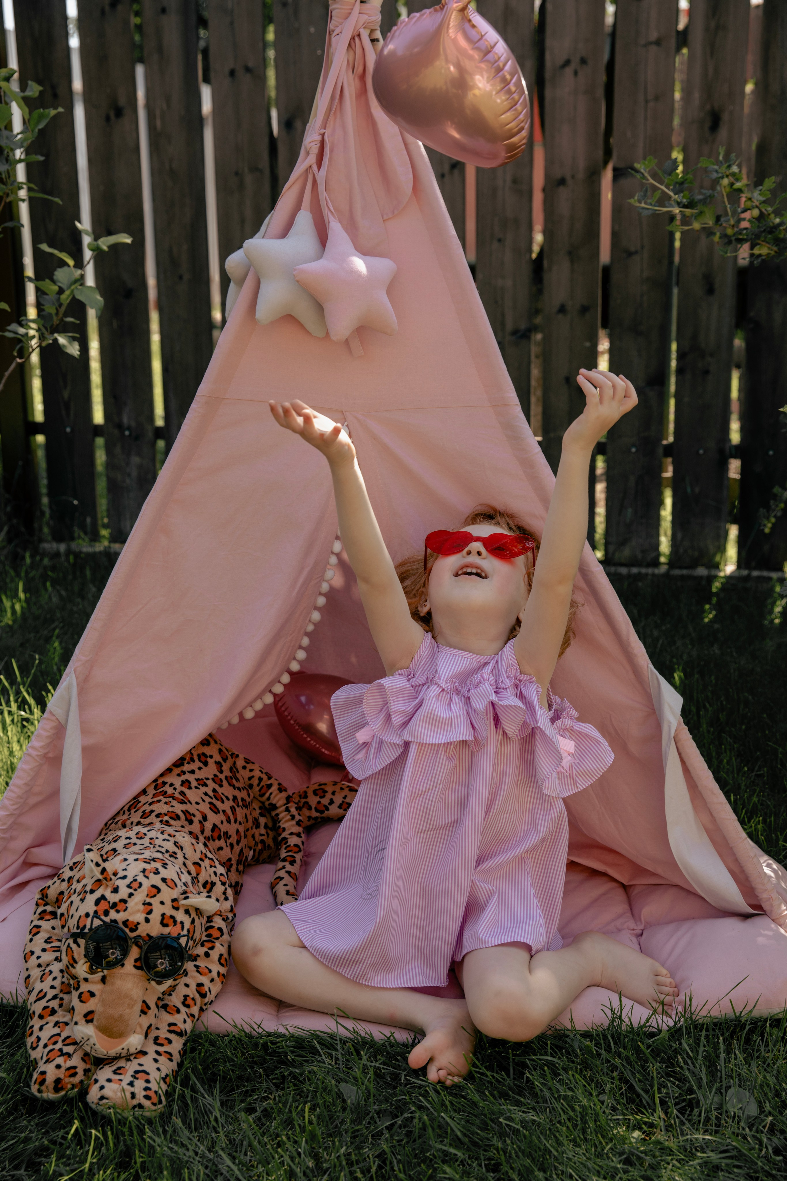 Летняя съемка девочки в саду, в бессейне, с шезлонгом, зонтиком и сахарной ватой. Фотограф новорожденных, детский фотограф  Москва.Семейная съемка Москва. Семенова Анна