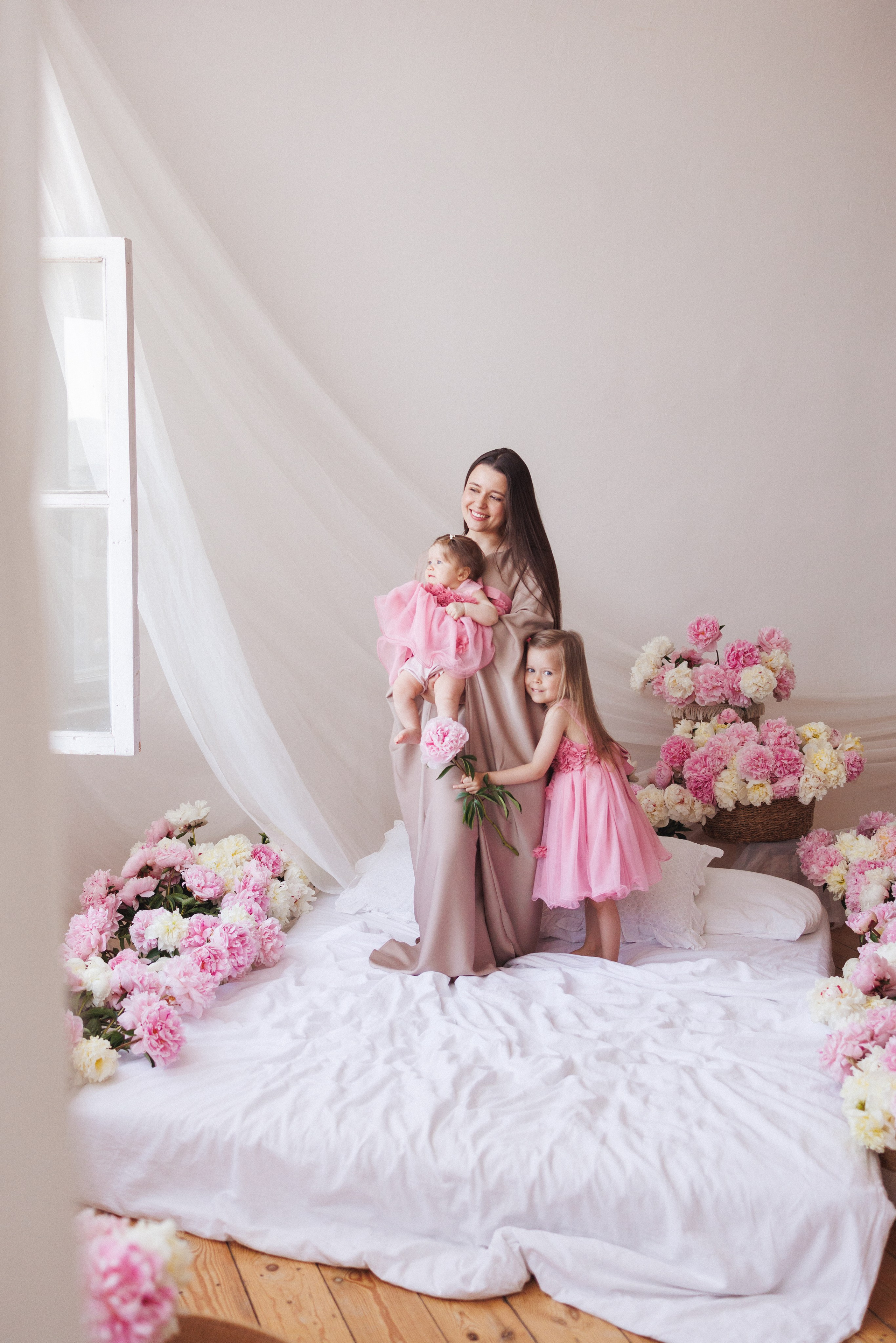 Фотосессия с живыми Пионами в фотостудии «Space JOBS». Семейный и детский фотограф в Краснодаре Анна Трашкова