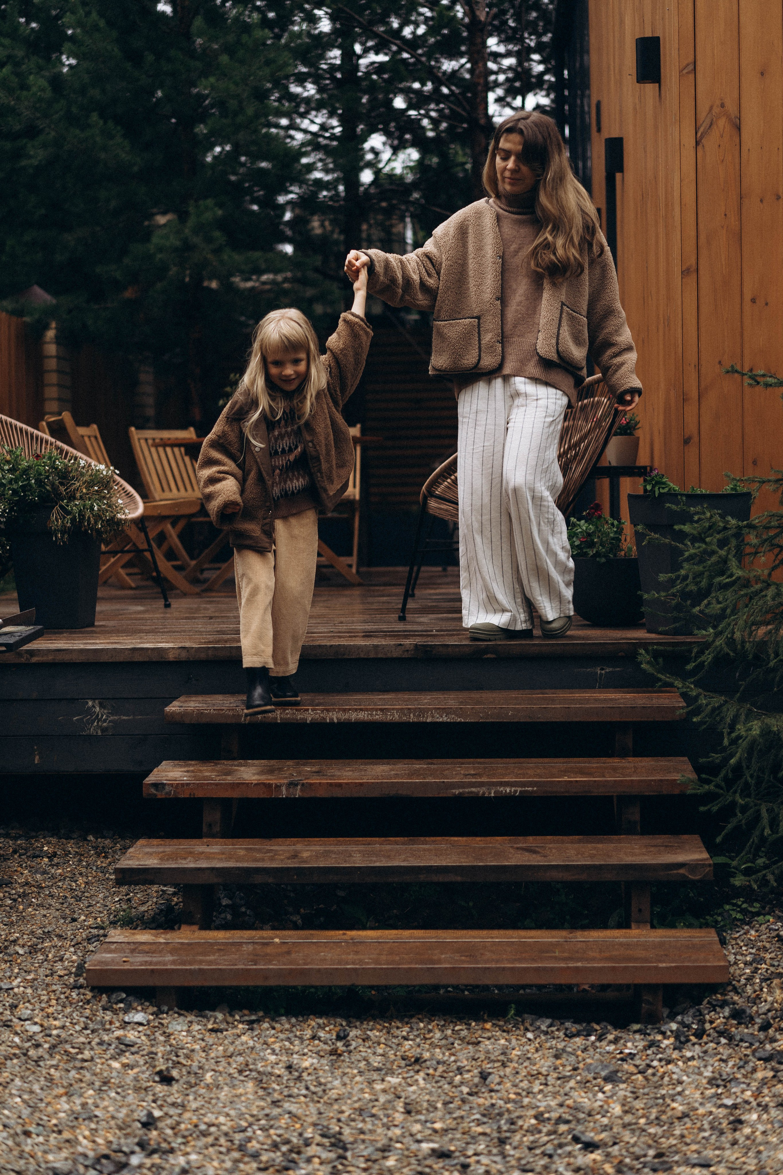 Фотосессия у дома во дворе мама и дочка. Фотограф Екатеринбург Кокшарова Александра