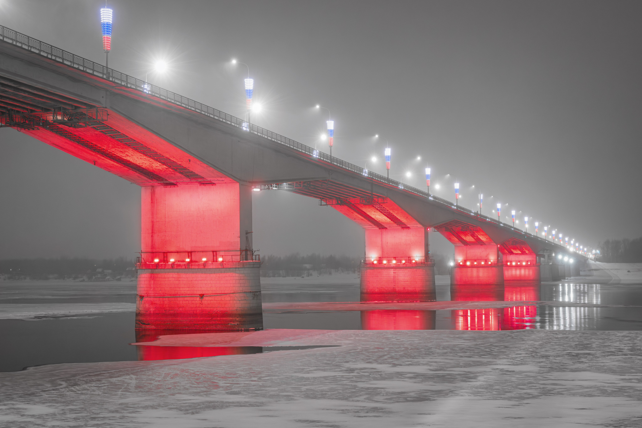 Мост через реку Кама в Перми в огнях ночной иллюминации
