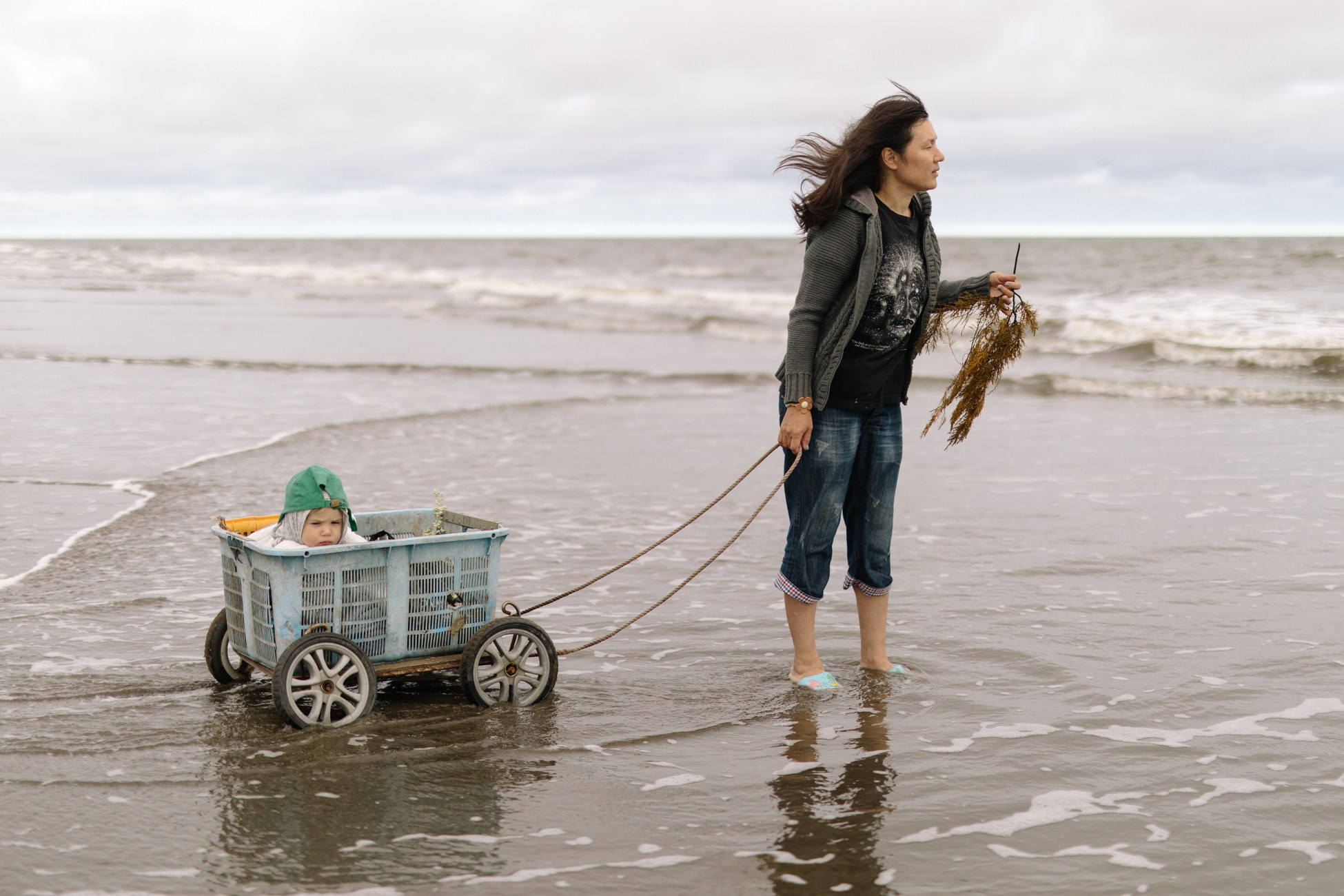 Poronaysk resident Olga Reznik (Uilta mother, Russian father) with her daughter Yesenia, is collecting seaweed on the coast near Poronaysk. Olga is a choreographer and director of the national folk ensemble "Mengume Ilga" (Silver Patterns).