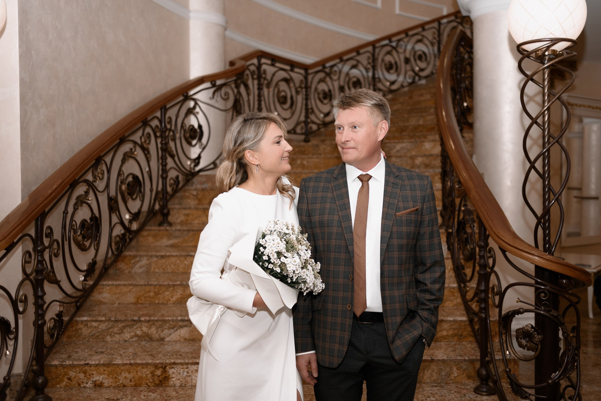 Дмитрий и Мария в классических интерьерах ЗАГСа перед началом свадебной церемонии