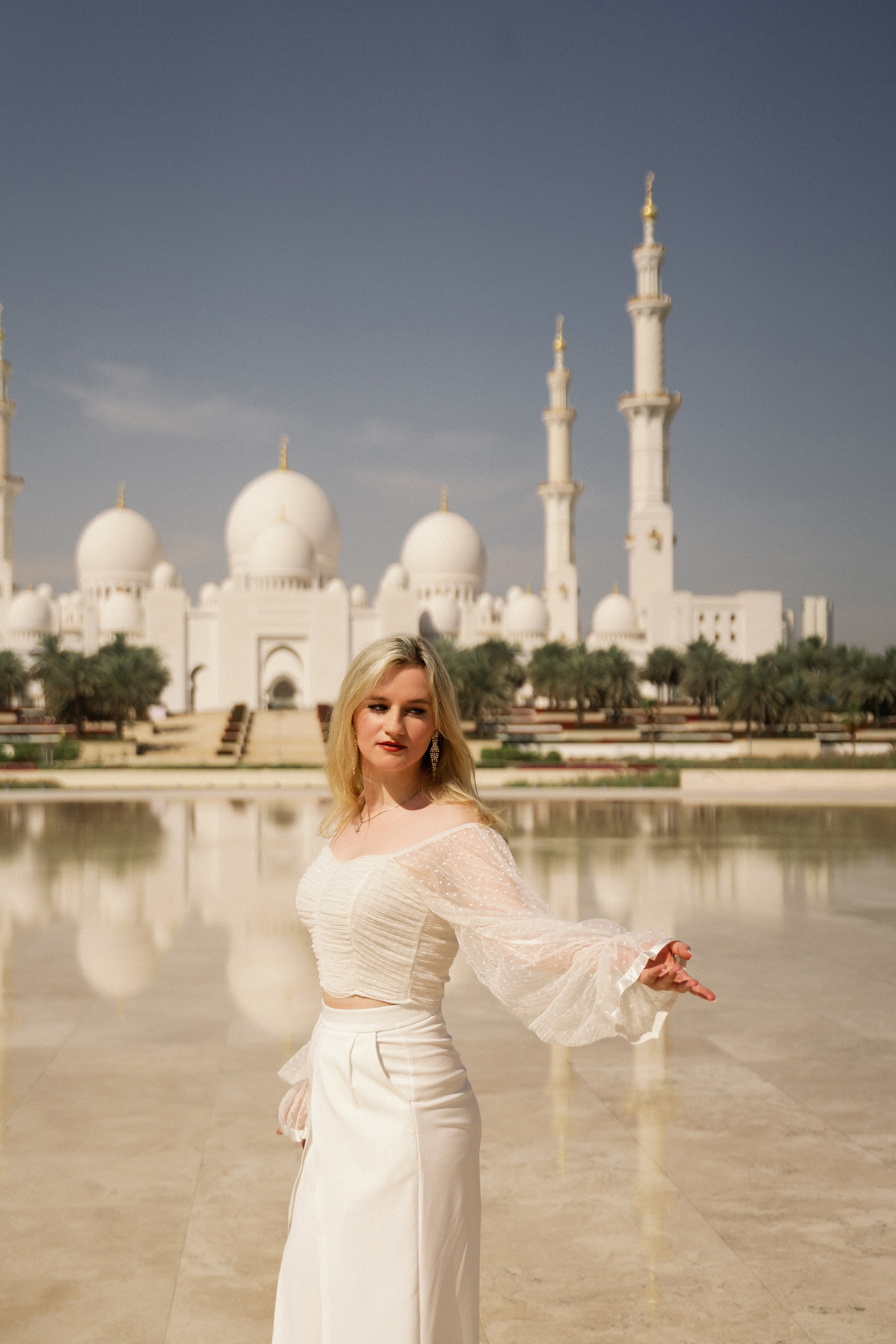 Катя на фоне мечети. Фотограф и видеограф в Москве и Абу Даби Мария Кулагина