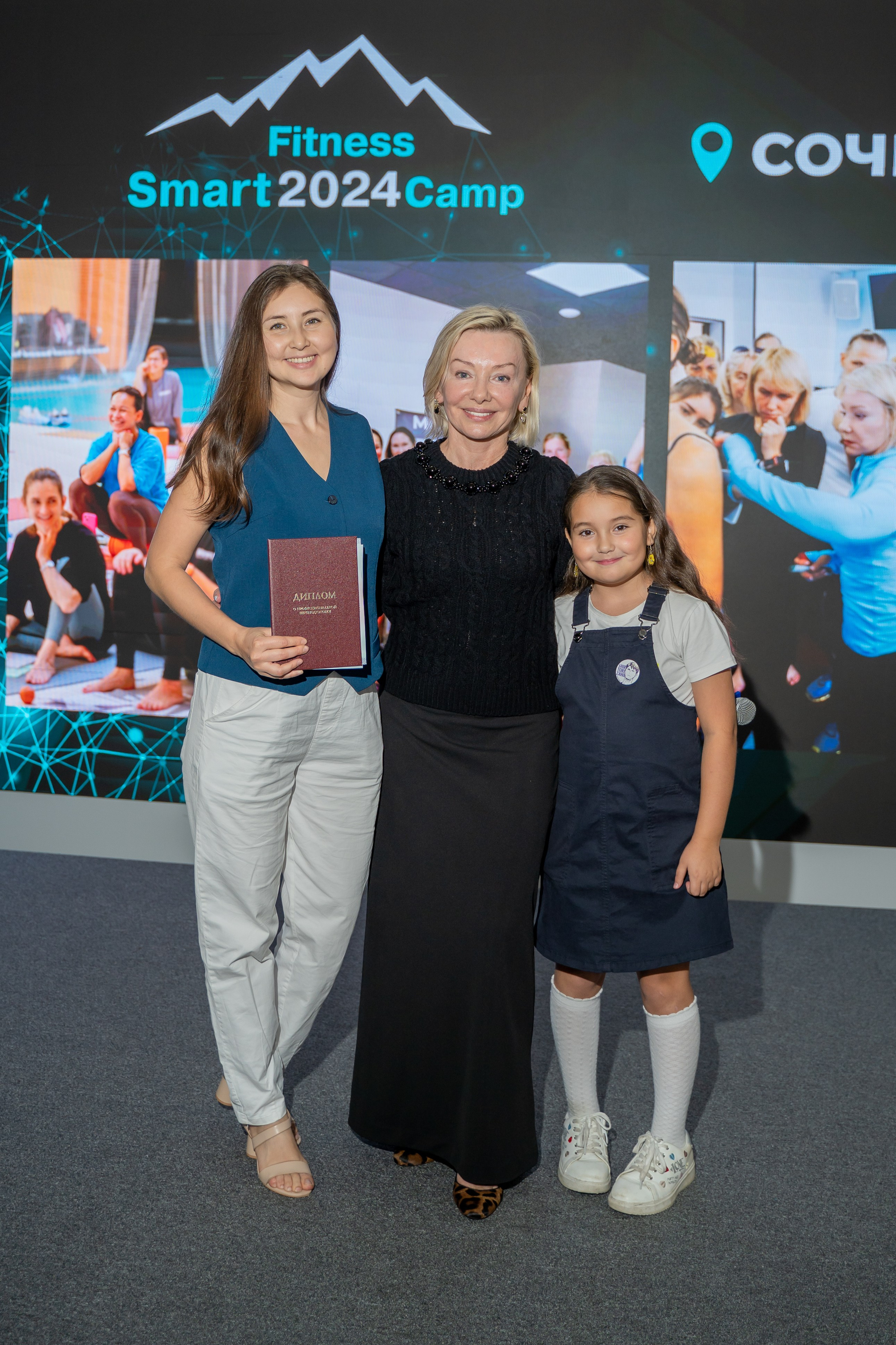 Семейная фото выдачи диплома