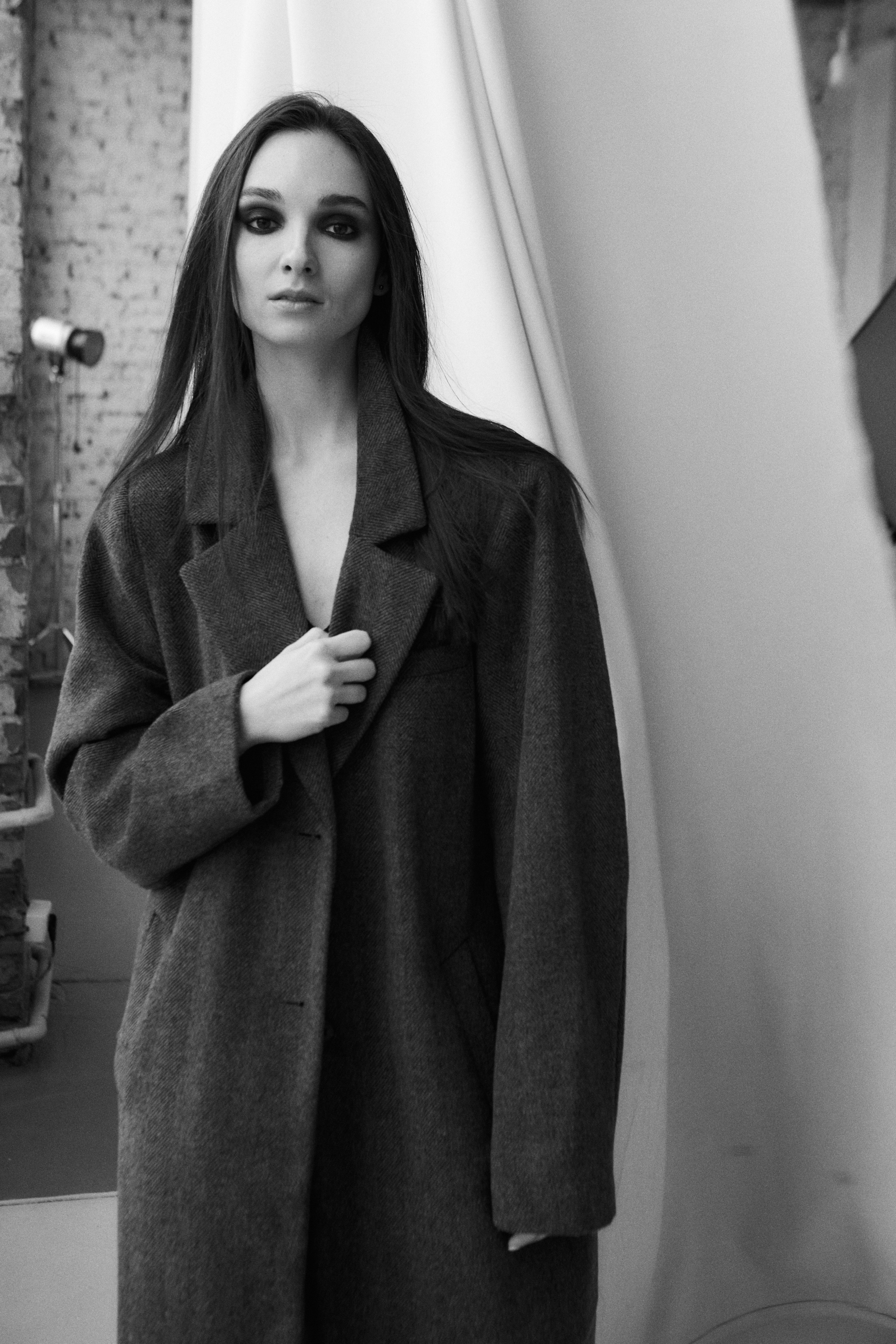 Портретный фотограф в Москве Калагина Светлана. Профессиональная фотосессия в студии для девушки. Классический чено-белый женский портрет