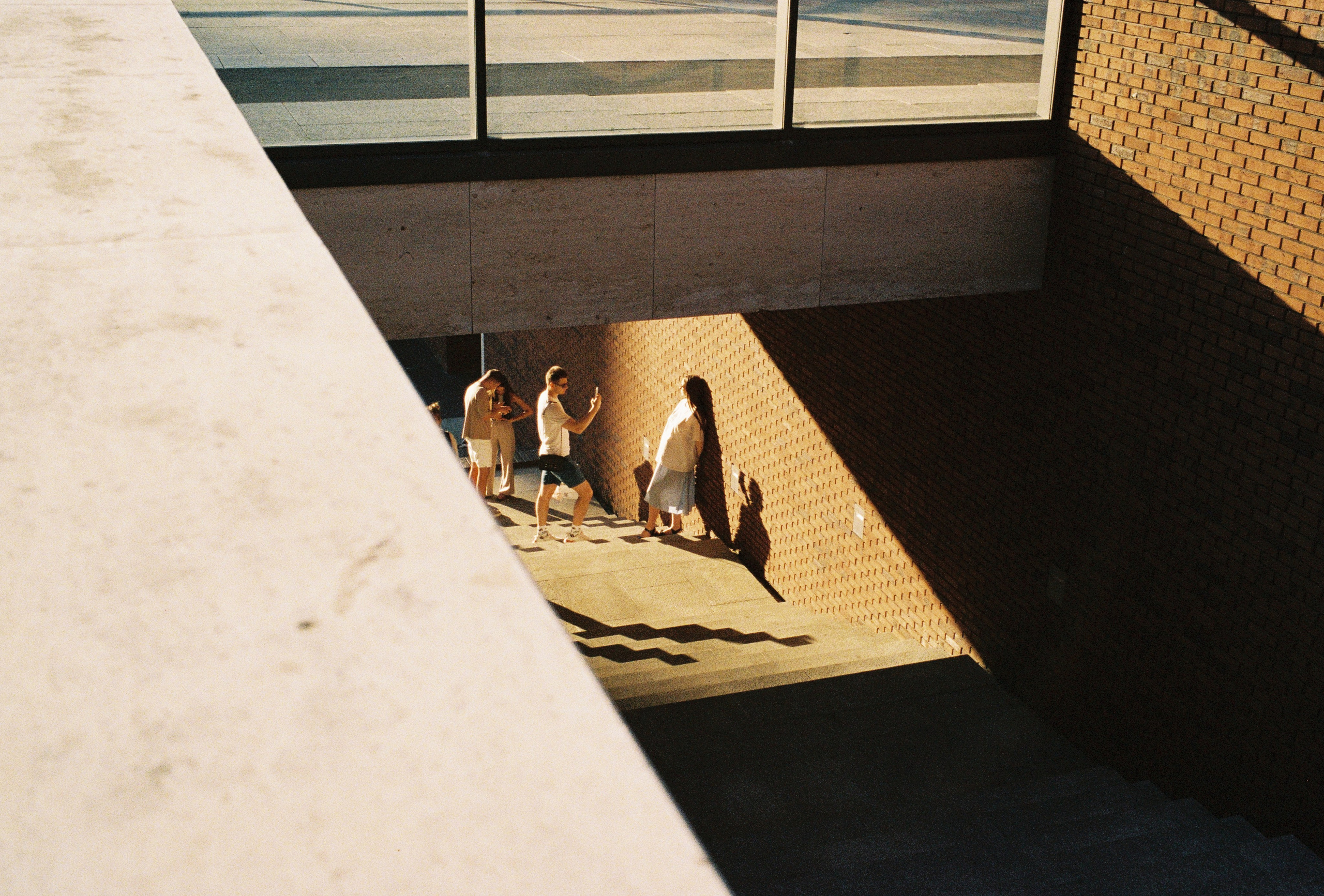 Фотографирующиеся люди в парке в Садовых кварталах в Москве