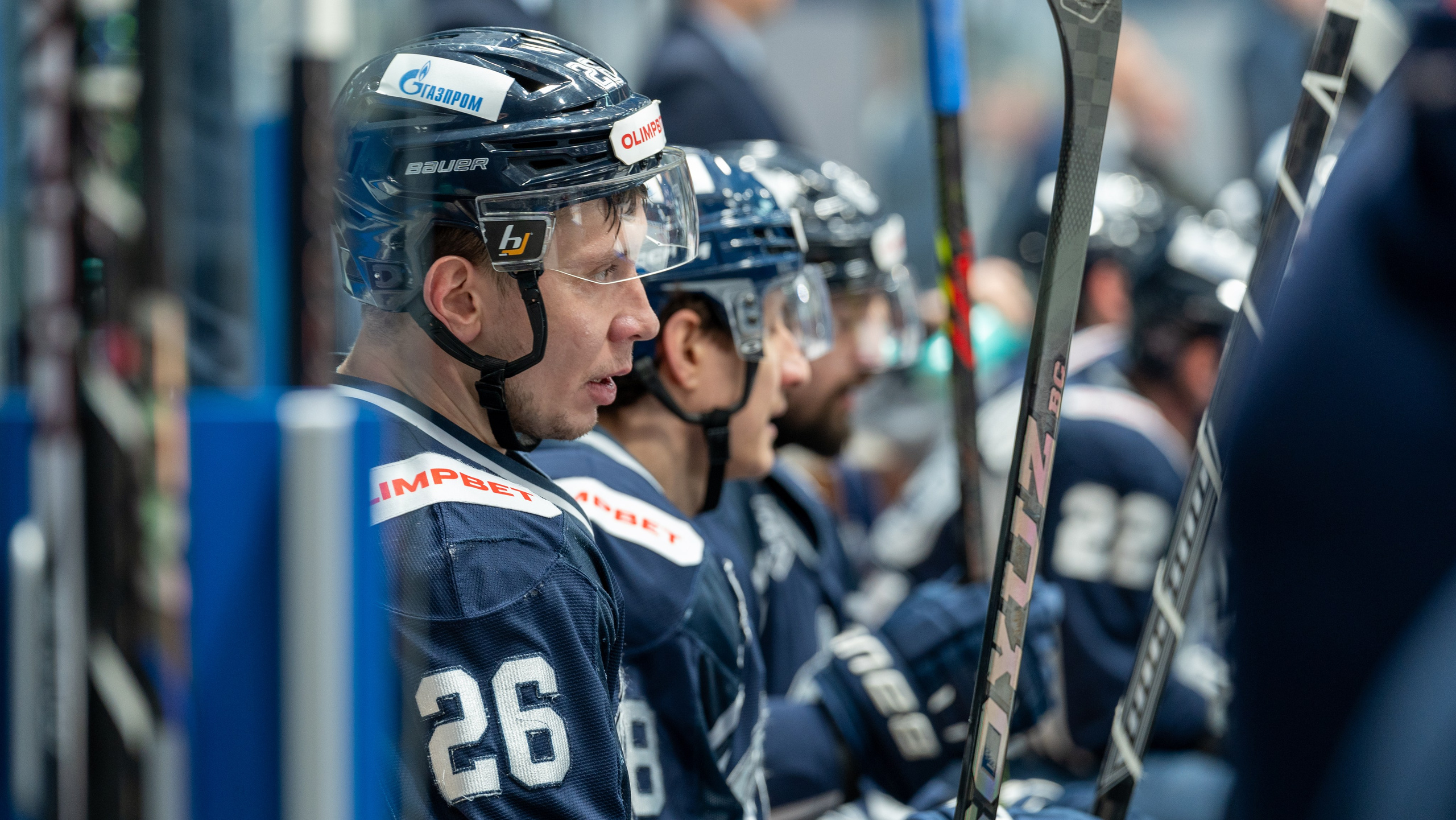 Игроки «Динамо» на скамейке запасных в ожидании выхода на лёд. Репортажная спортивная фотосъёмка, эмоции, Санкт-Петербург.