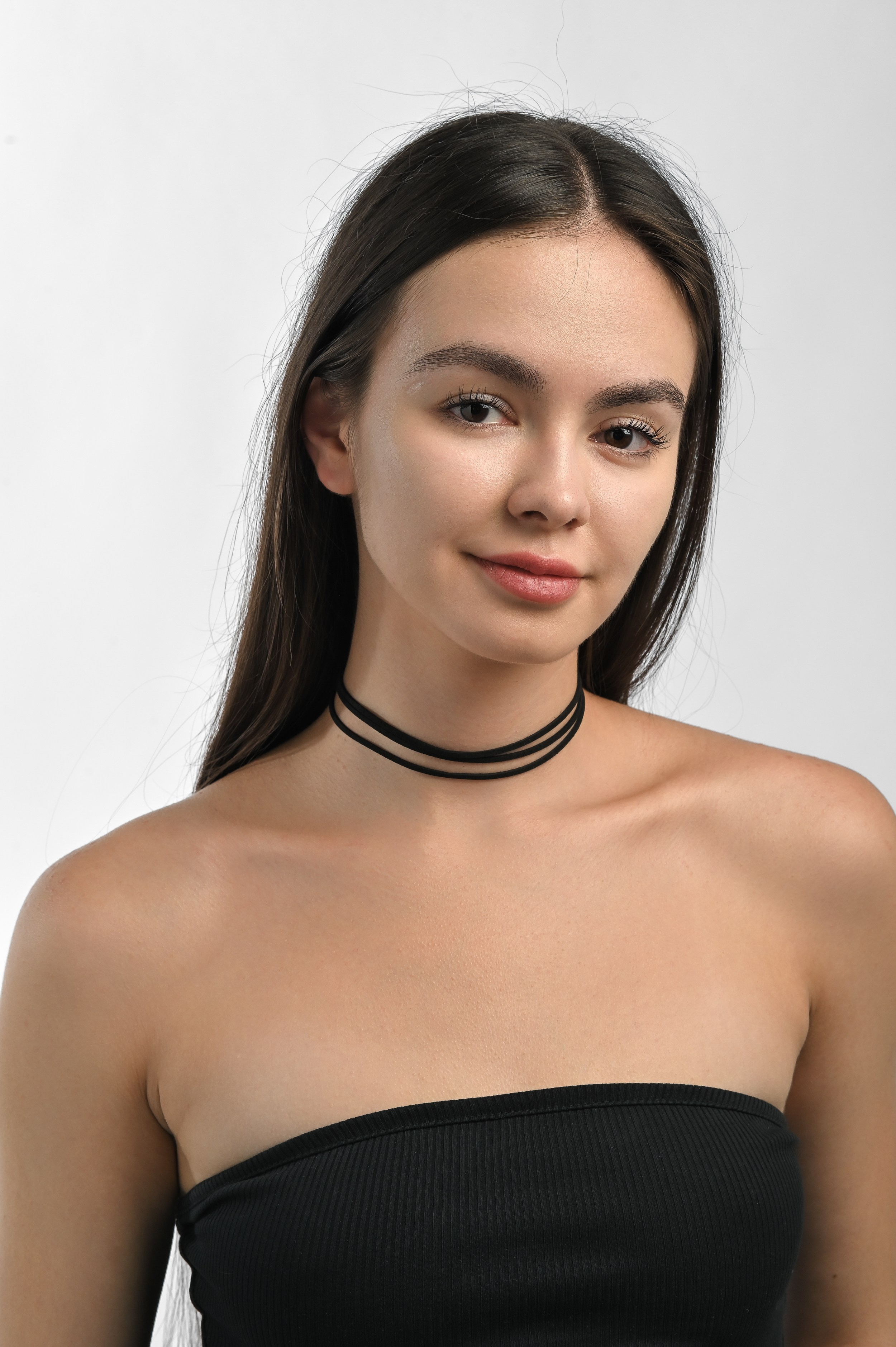 Студийная съёмка чокера на модели для карточки товара. Автор фото Алексей Клейменов