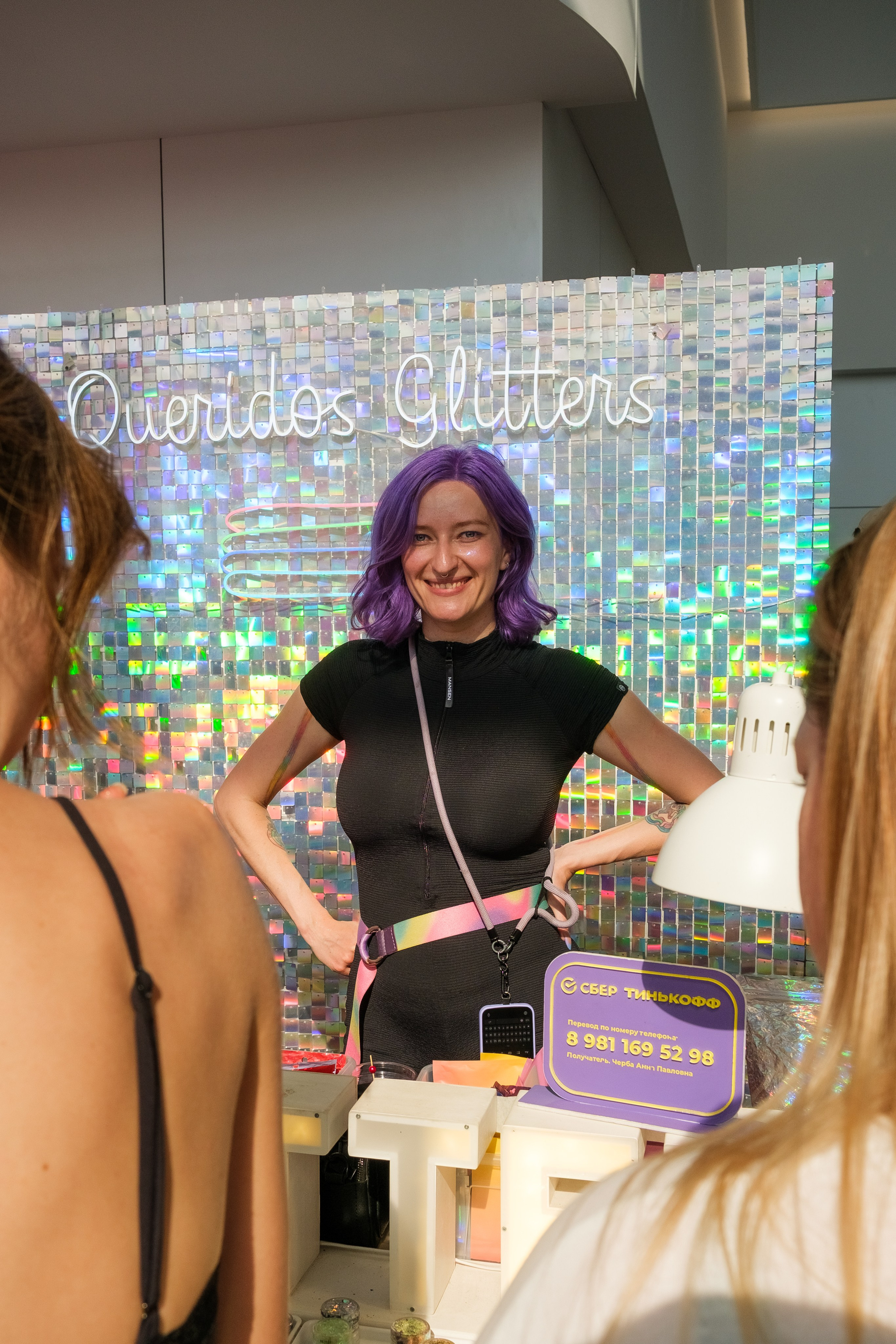 Фотограф Алексей Клейменов снимает Open Space Market в Казани на площадке городского фестиваля