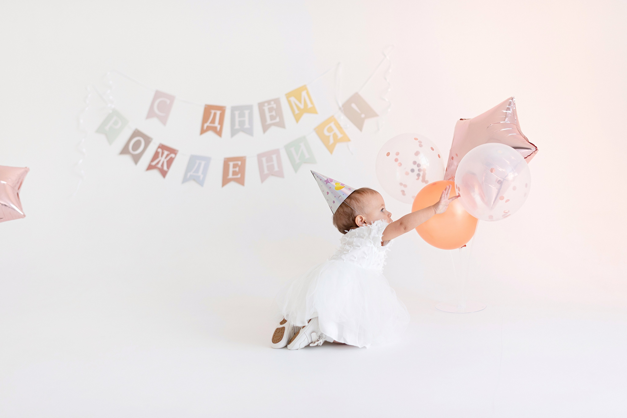 Фотосессия дня рождения малыша в студии, торт, воздушные шары, мыльные пузыри, профессиональный фотограф в Сургуте и Нефтеюганске.