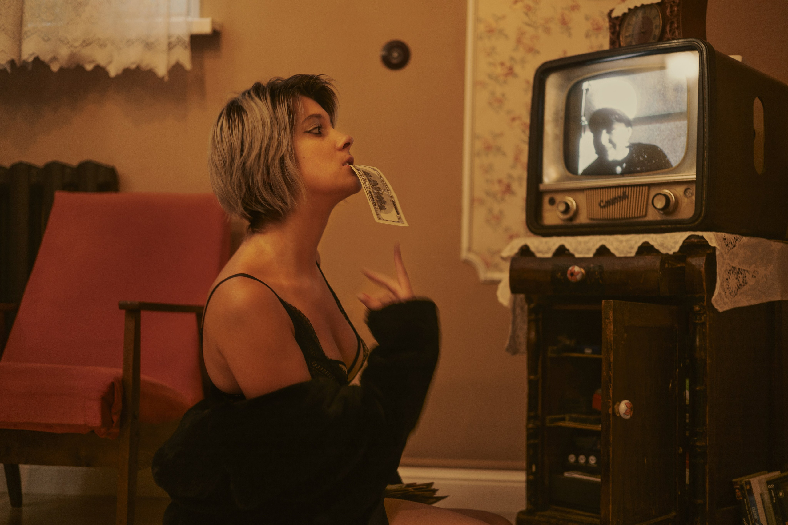 Кинематографичная сцена в постсоветском интерьере