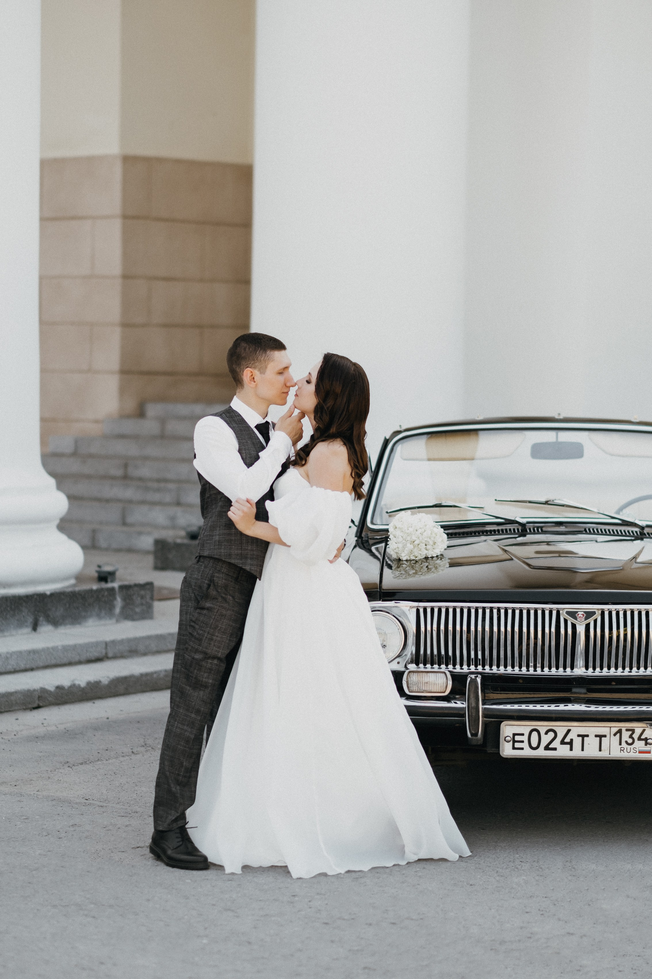 Свадебная съемка с машиной Волгоград. Свадебный и семейный фотограф в Волгограде Кристина Иванова