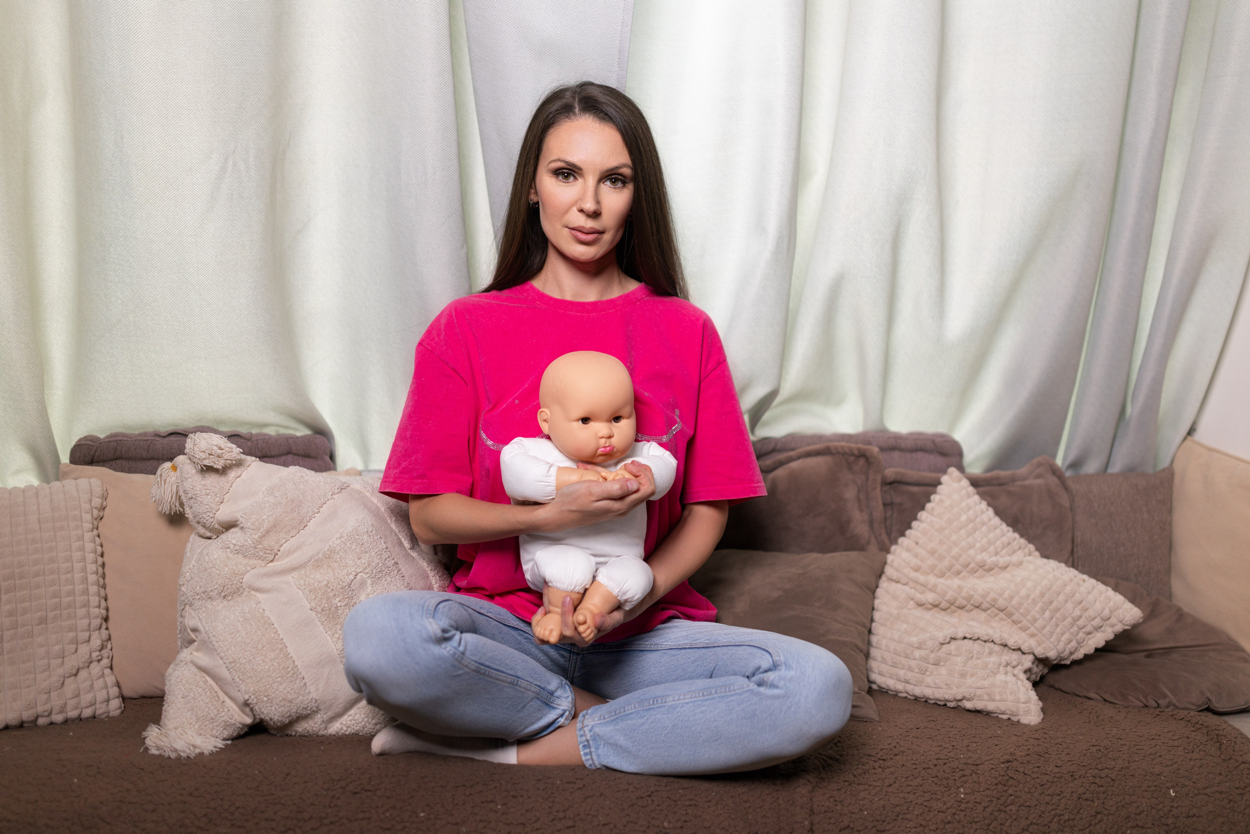Контент съемка в студии с интерьером с Оксаной — специалиста по грудному вскармливанию для контента. Дмитрий Шульгин, портретный фотограф в Воронеже