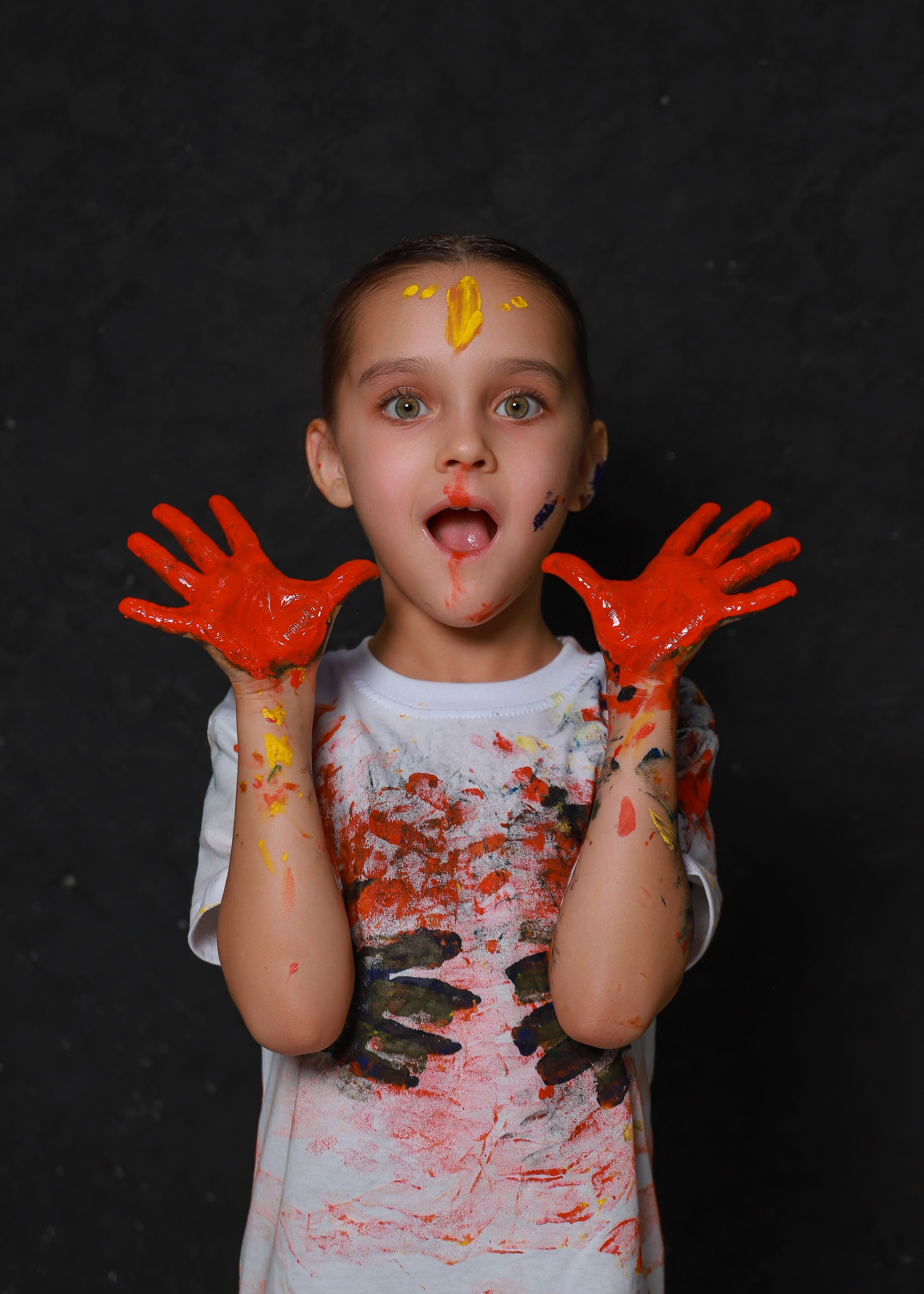 Младшие с красками. Фотограф Юлия Мальцева