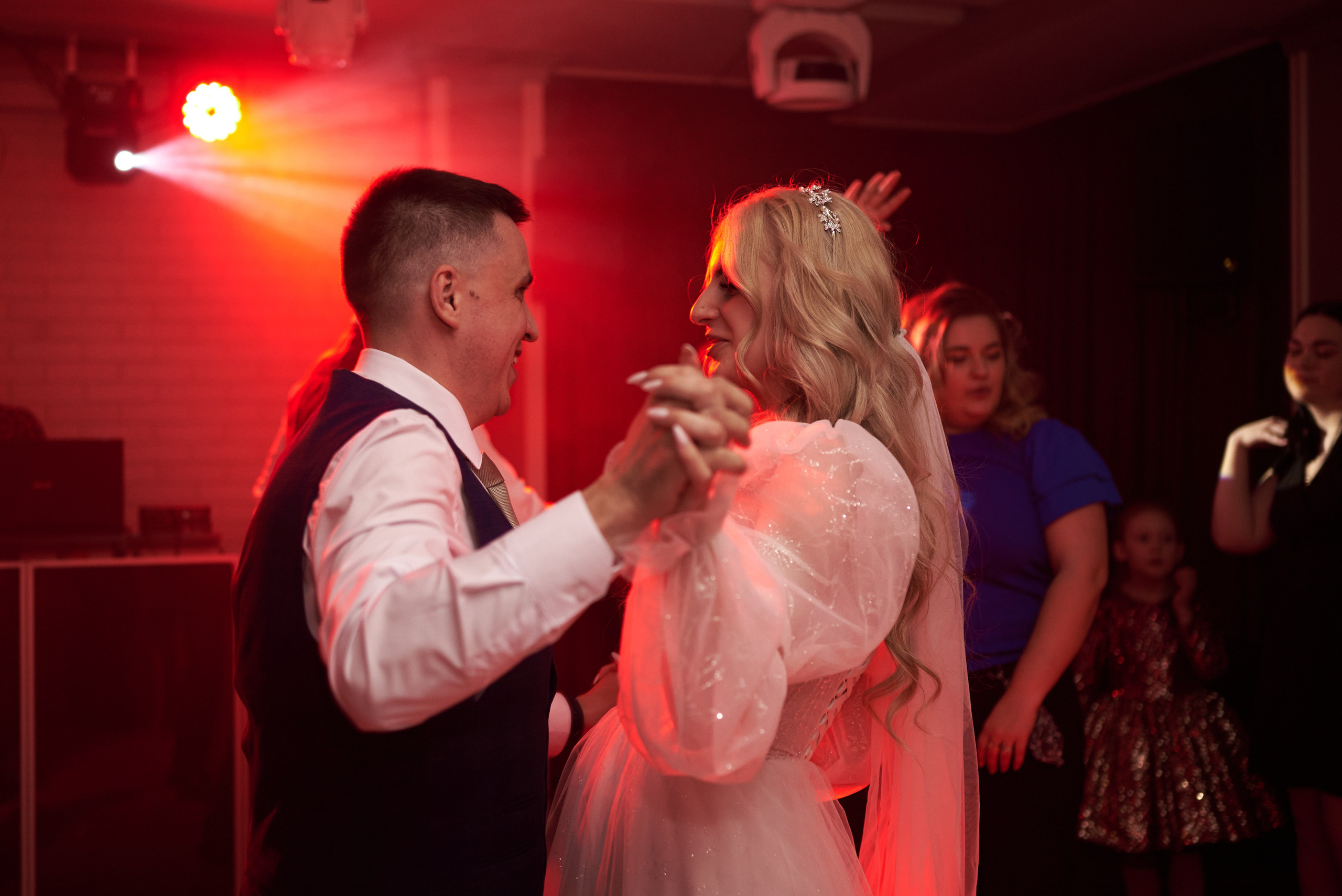 Фотограф Старый Оскол, Губкин. Свадебная фотосессия, доступная цена. Профессиональный фотограф Старый Оскол, Губкин — свадьба, венчание, крещение, юбилей и день рождения