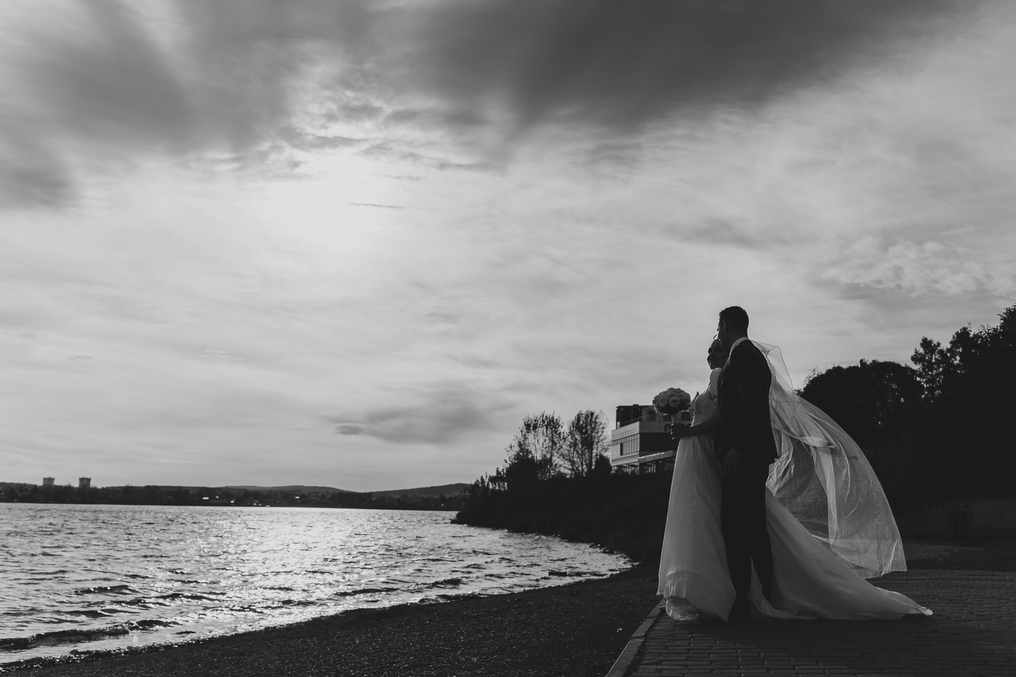 Жених и невеста на закате. Черно-белое ото от свадебного фотографа в Екатеринбурге Евгения Карася