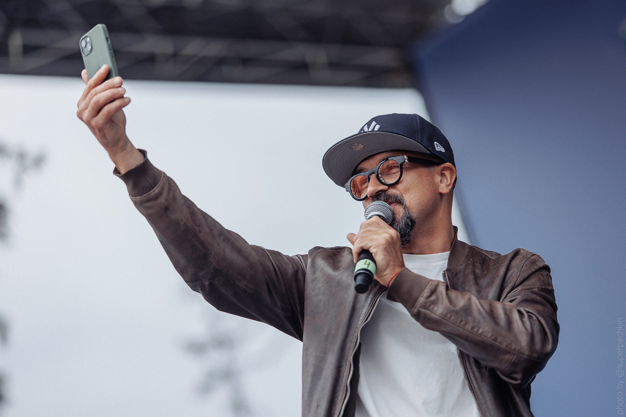 Сцена. Фотограф, видеограф и пилот квадрокоптера