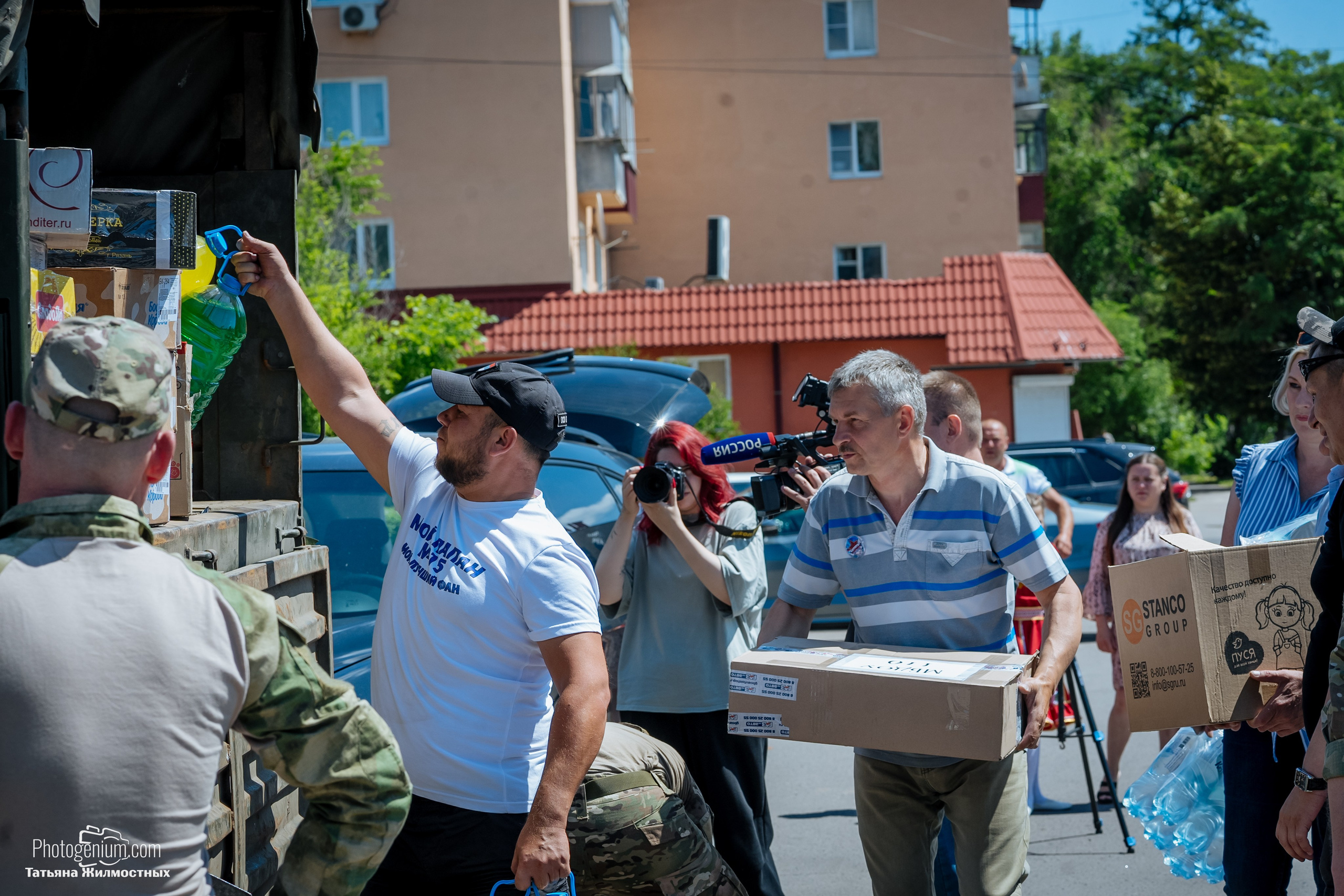 8 июня «Патриоты из Курска» сбор гуманитарной помощи у кинотеатра «Родина». Фотограф Нижний Новгород Татьяна Кейод