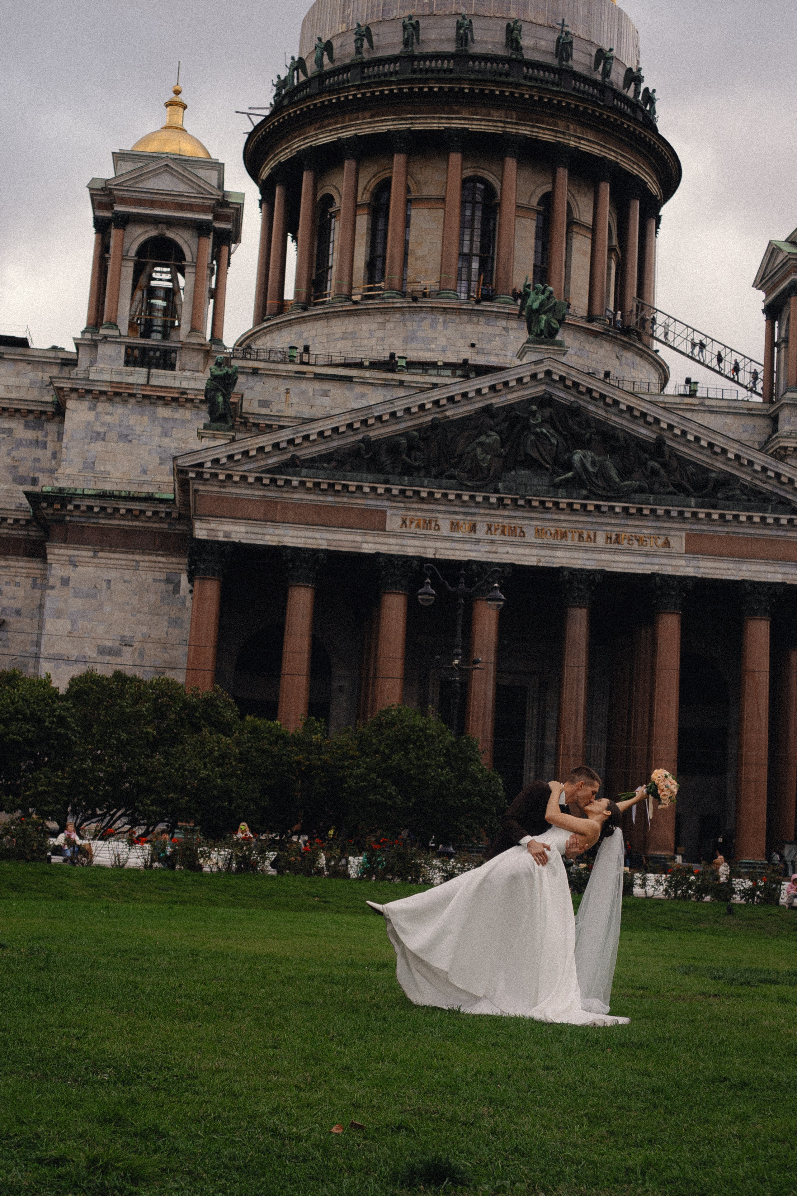 СВАДЕБНАЯ ПРОГУЛКА В САНТК-ПЕТЕРБУРГЕ (ИСАКИЕВСКИЙ СОБОР, ЗИМНЯЯ КАНАВКА, ЭРМИТАЖ И БОЛЬШАЯ МОРСКАЯ УЛИЦА). Профессиональный фотограф, Санкт-Петербург — Виктория Богомолова