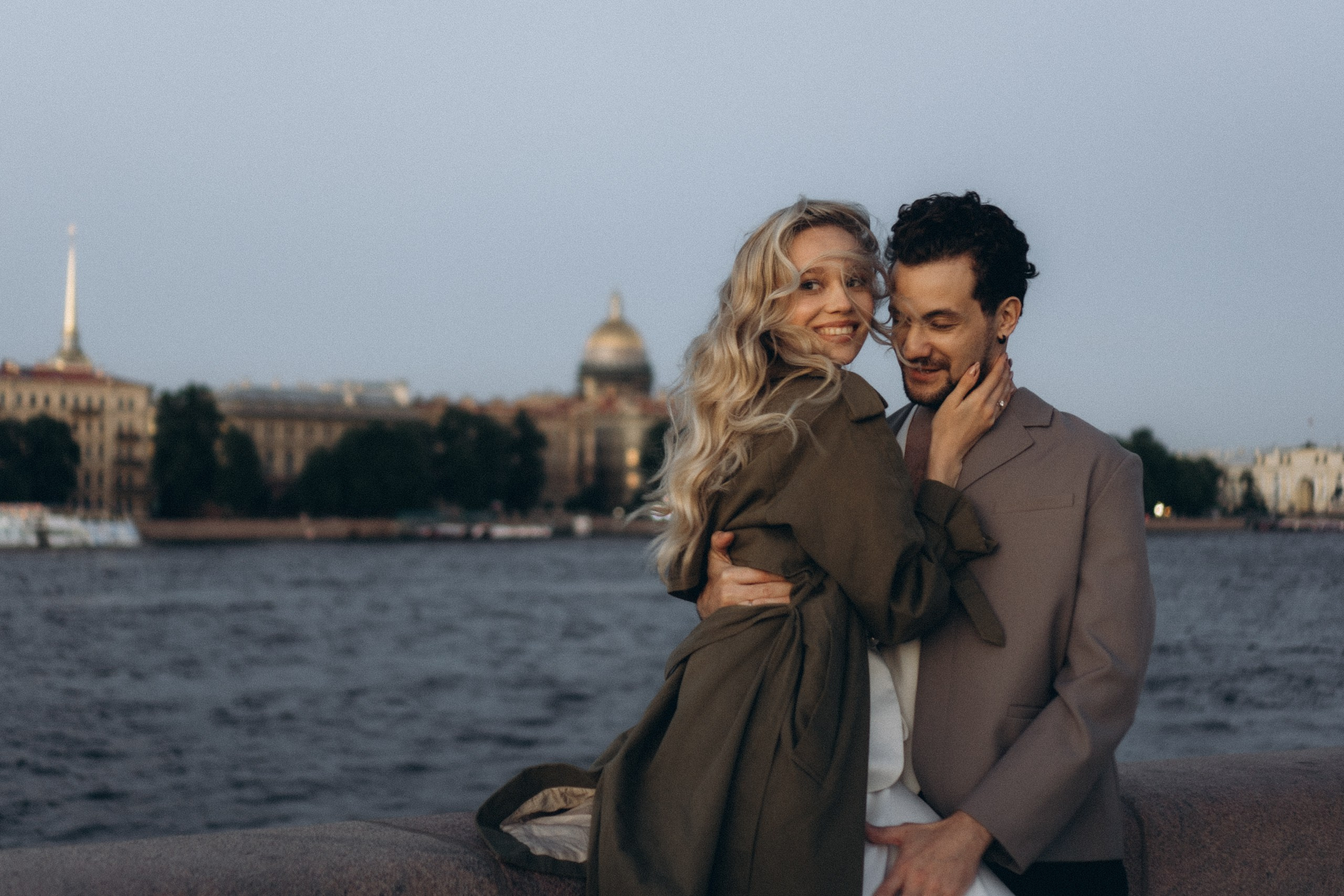 СВАДЕБНАЯ СЬЕМКА ПАРЫ НА РАССВЕТЕ В БЕЛЫЕ НОЧИ И ПРОГУЛКА С РАЗВОДНЫМИ МОСТАМИ И ПИКНИК ВОЗЛЕ ИСАКИЕВСКОГО СОБОРА. Профессиональный фотограф, Санкт-Петербург — Виктория Богомолова