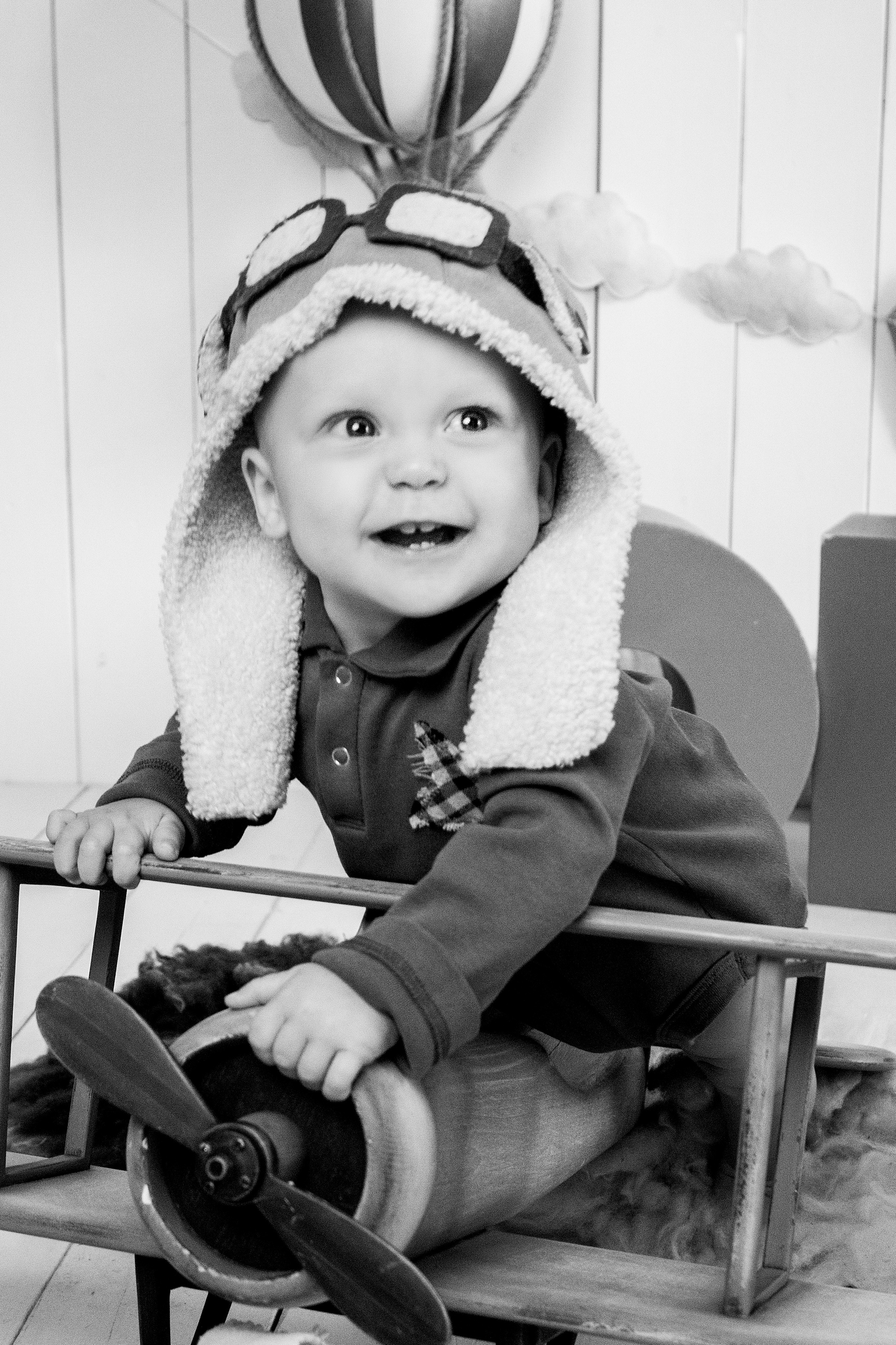 Мирон — 1 годик. «Вперед — к новым свершениям!». Виктория Ларина — Портретный профессиональный фотограф в Иркутске