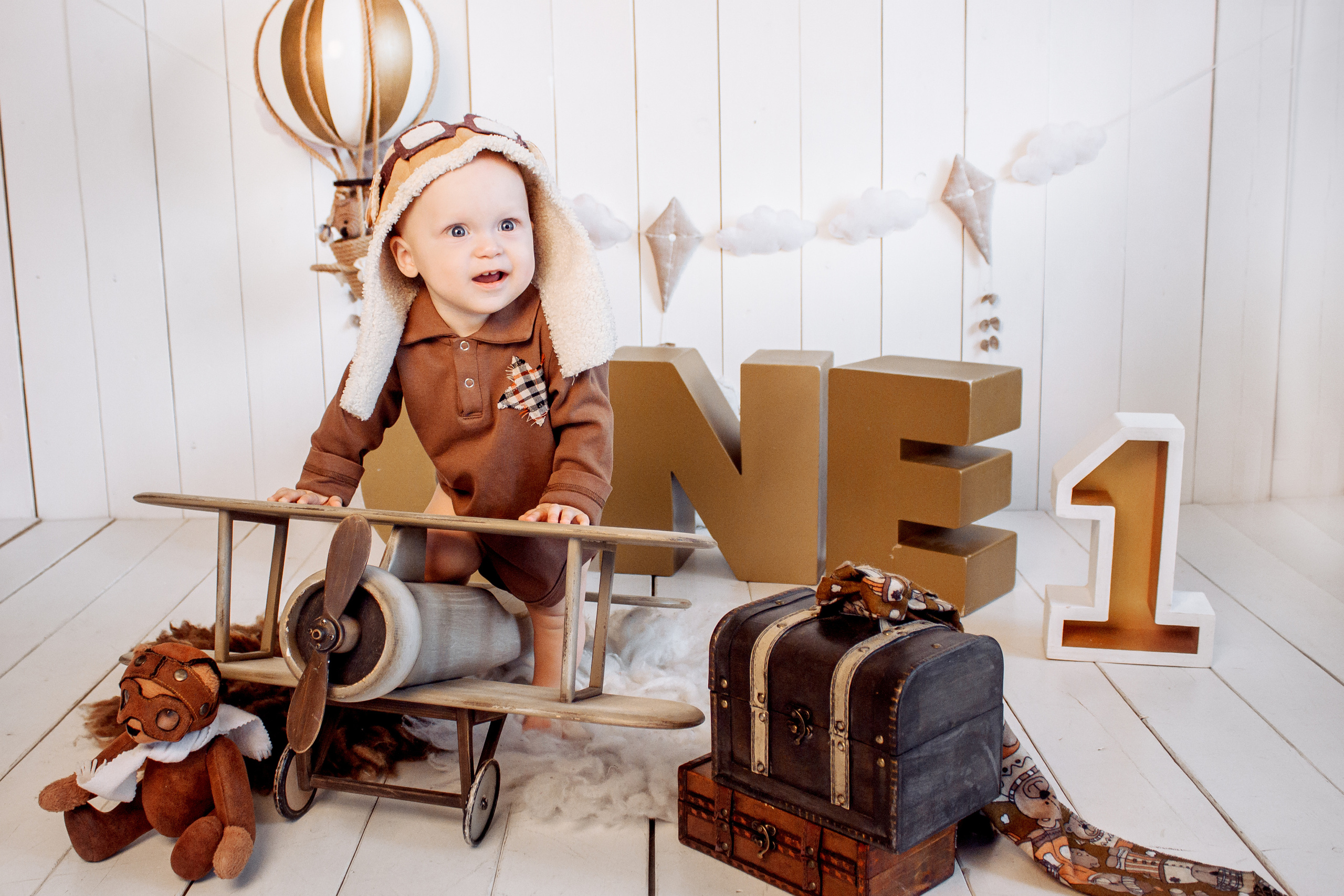 Мирон — 1 годик. «Вперед — к новым свершениям!». Виктория Ларина — Портретный профессиональный фотограф в Иркутске