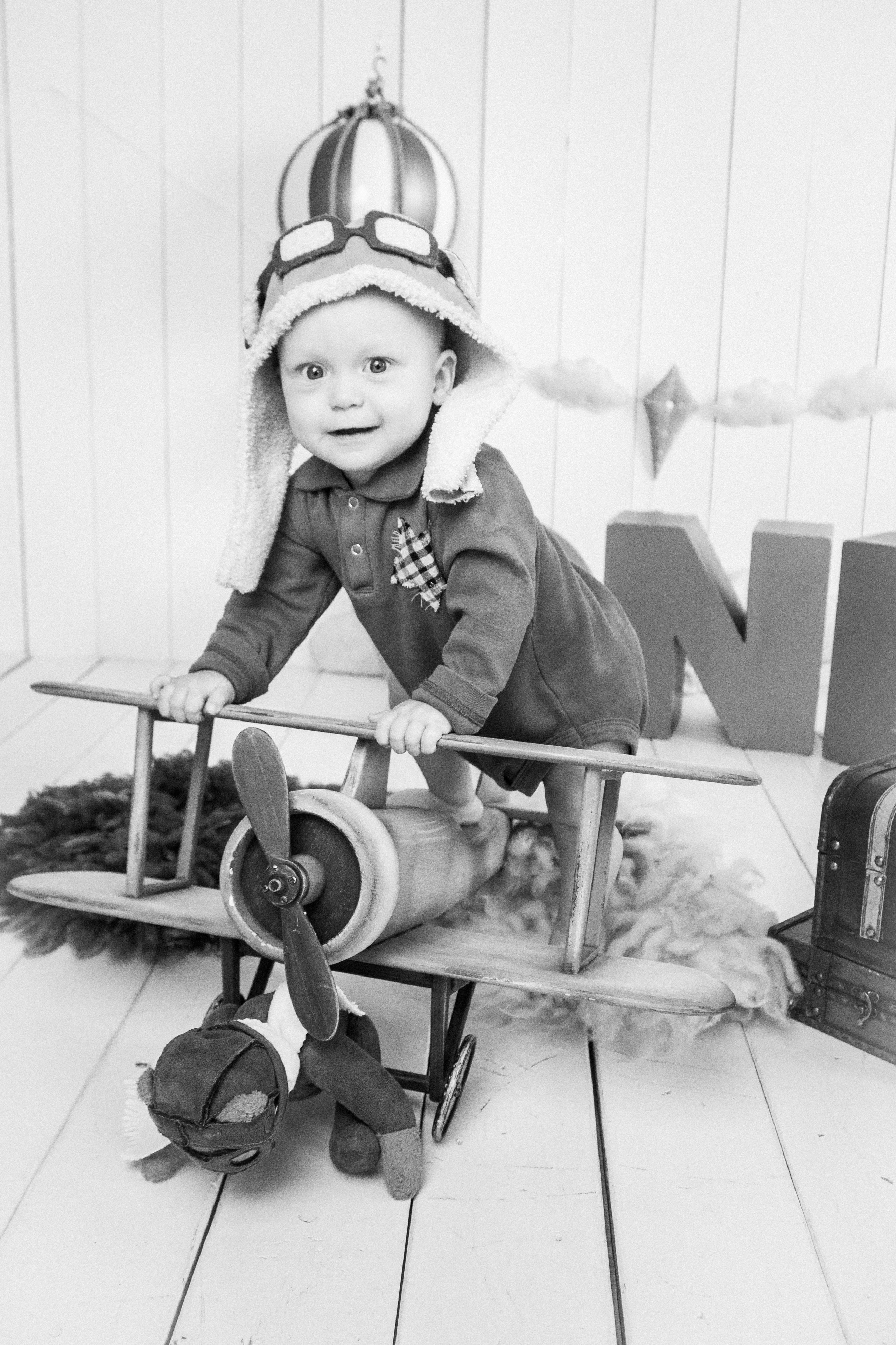 Мирон — 1 годик. «Вперед — к новым свершениям!». Виктория Ларина — Портретный профессиональный фотограф в Иркутске