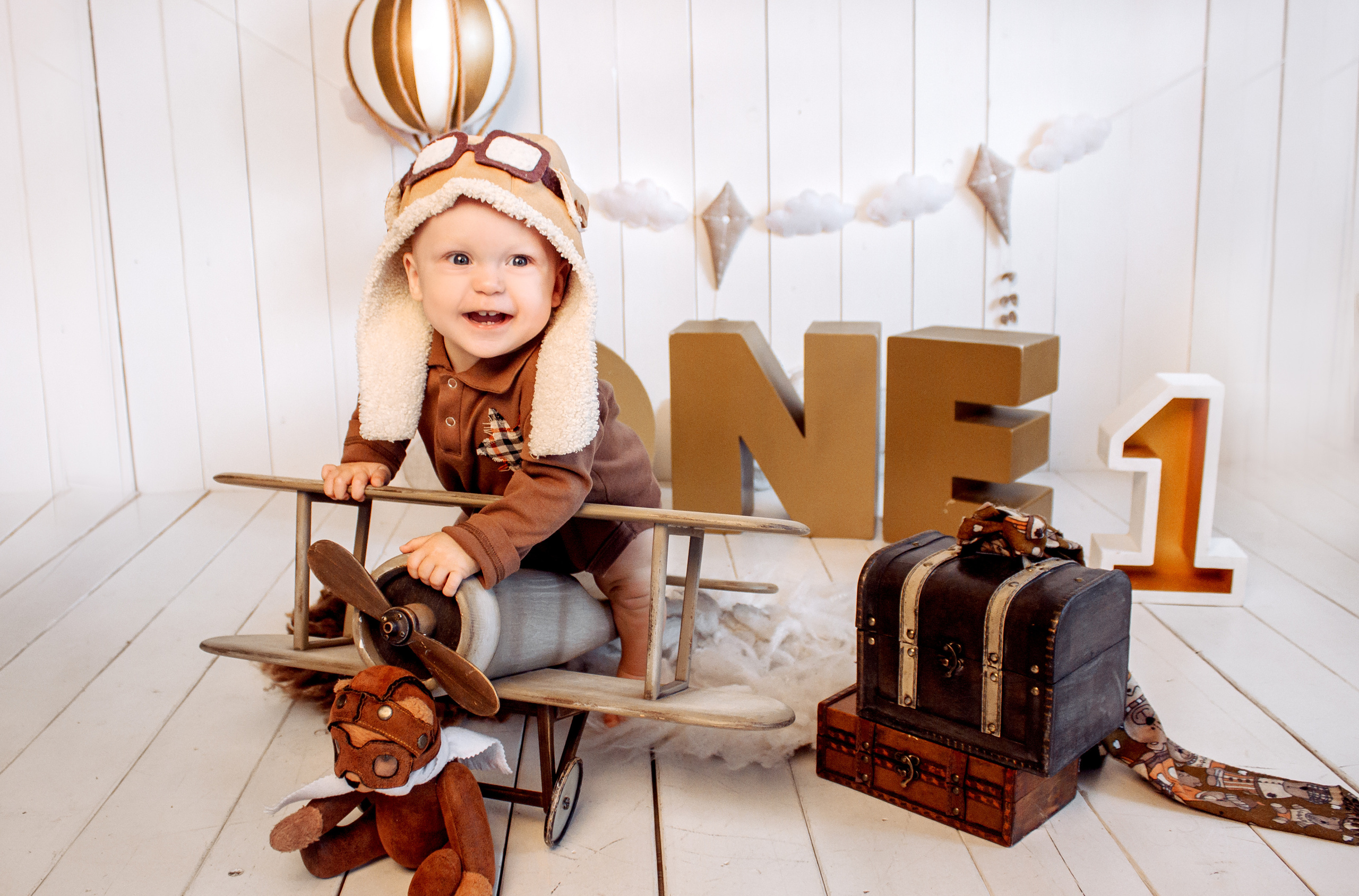 Мирон — 1 годик. «Вперед — к новым свершениям!». Виктория Ларина — Портретный профессиональный фотограф в Иркутске