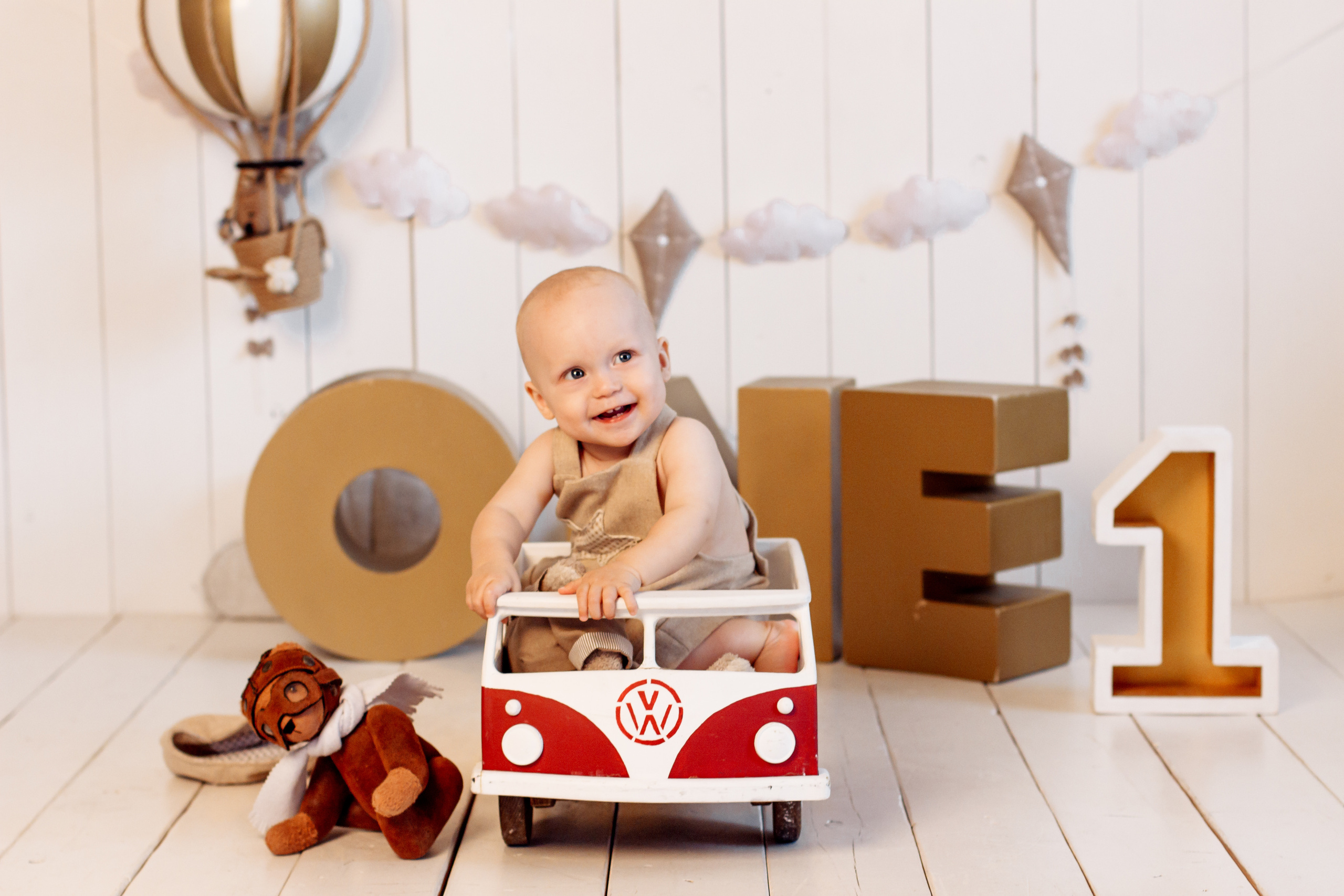 Мирон — 1 годик. «Вперед — к новым свершениям!». Виктория Ларина — Портретный профессиональный фотограф в Иркутске