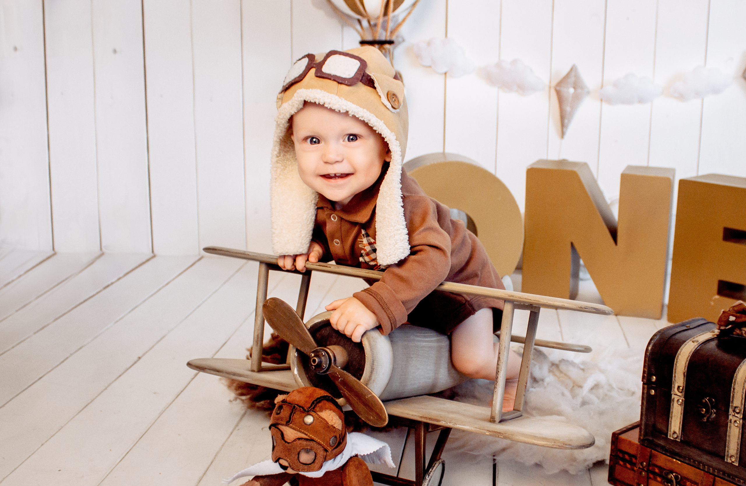 Мирон — 1 годик. «Вперед — к новым свершениям!». Виктория Ларина — Портретный профессиональный фотограф в Иркутске