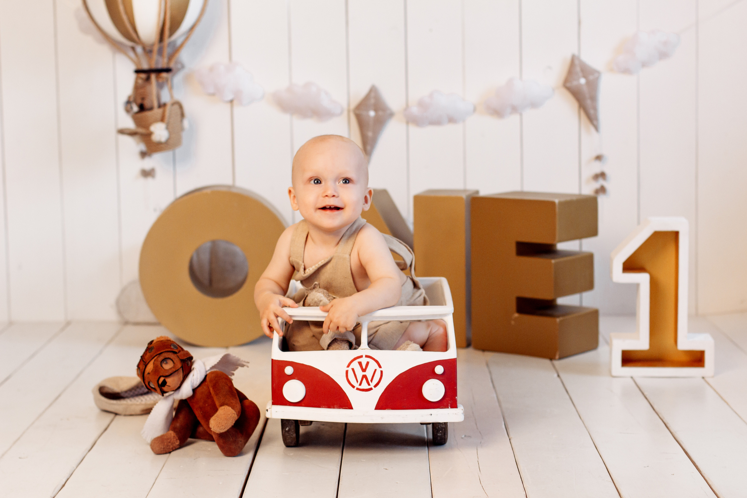 Мирон — 1 годик. «Вперед — к новым свершениям!». Виктория Ларина — Портретный профессиональный фотограф в Иркутске