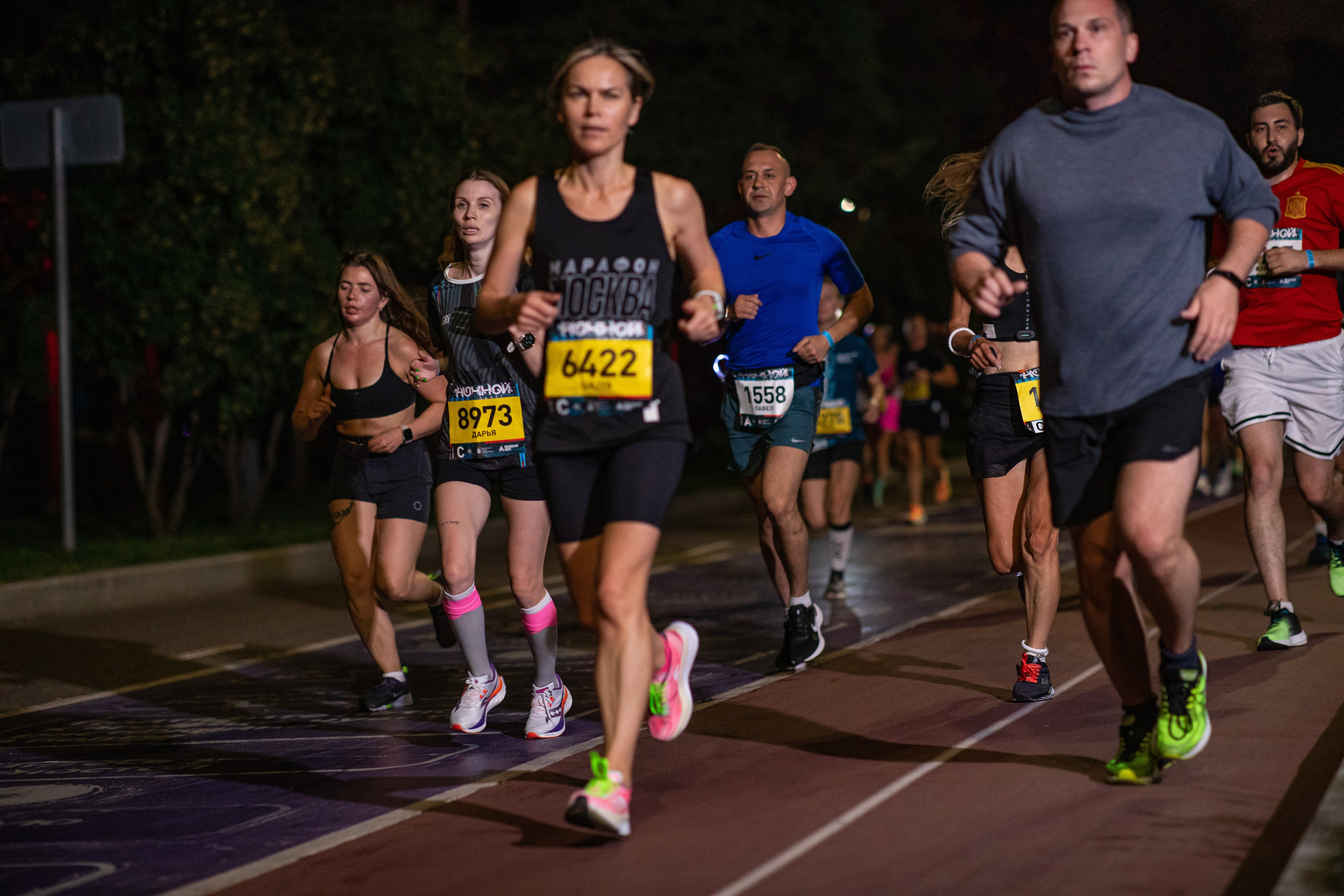 Ночной забег в ленте фотографий бегунов 03.08.24. Фотограф Сергей Ловкий