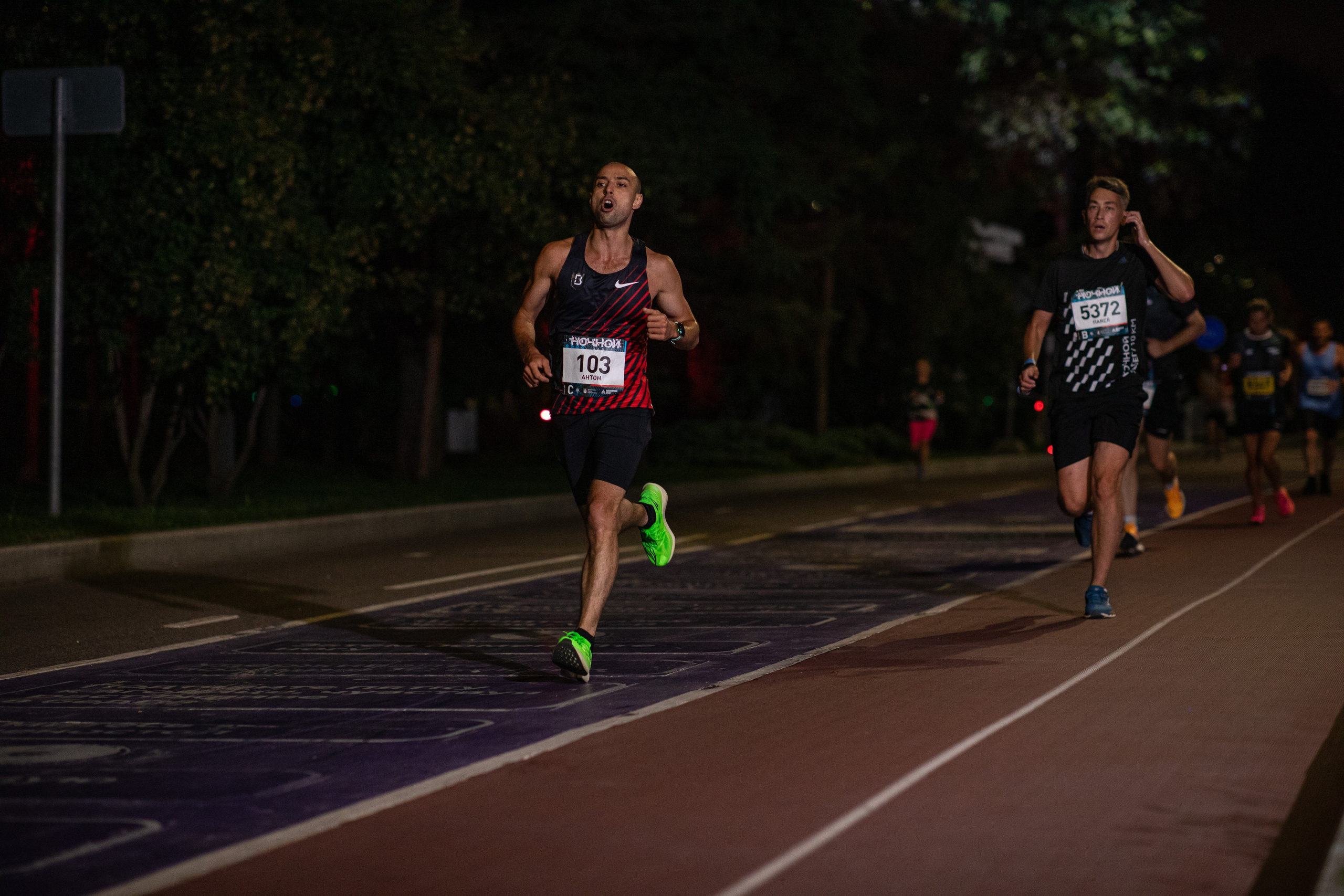 Ночной забег в ленте фотографий бегунов 03.08.24. Фотограф Сергей Ловкий
