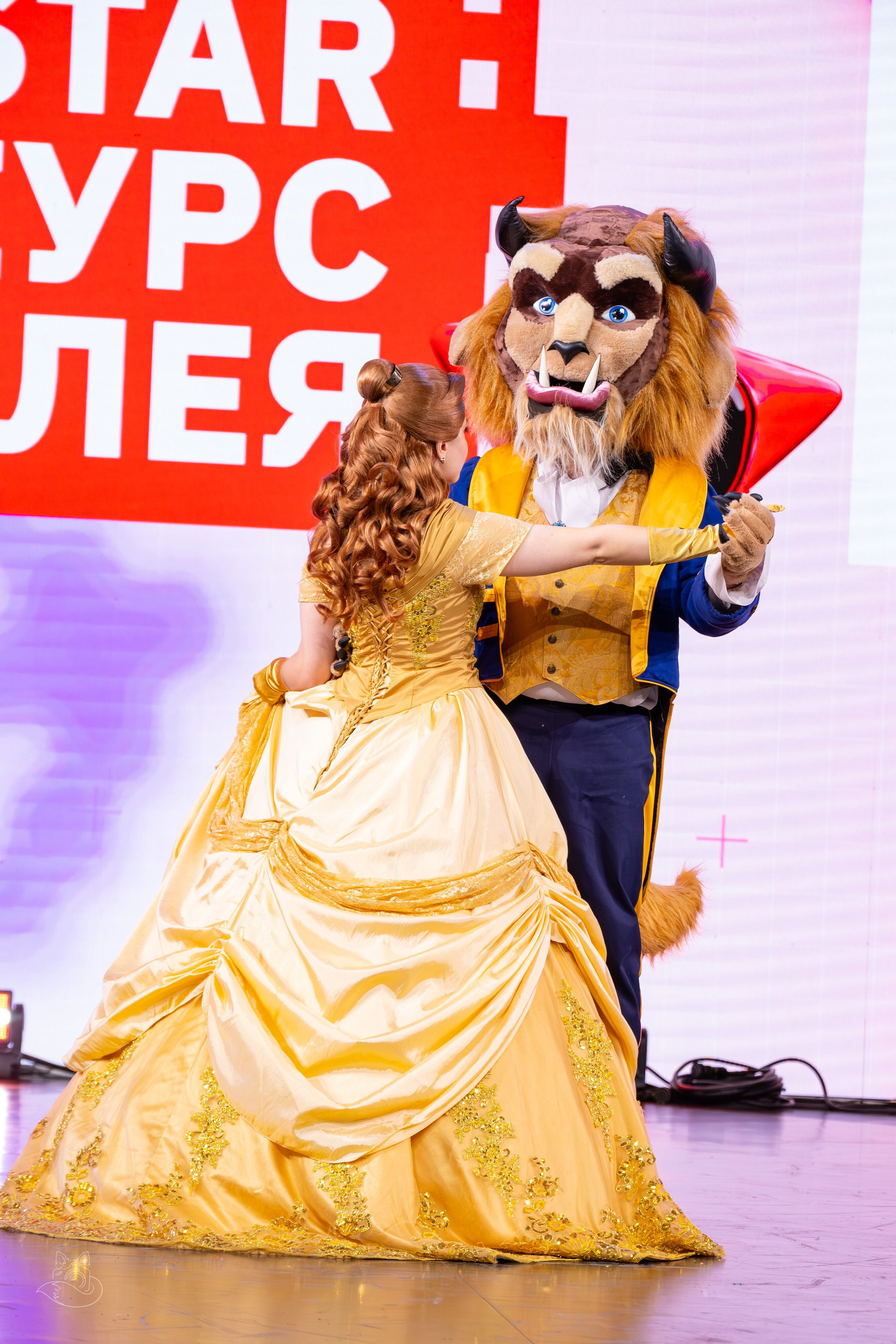 Сцена РЭД ЭКСПО 2024. Косплей фотограф